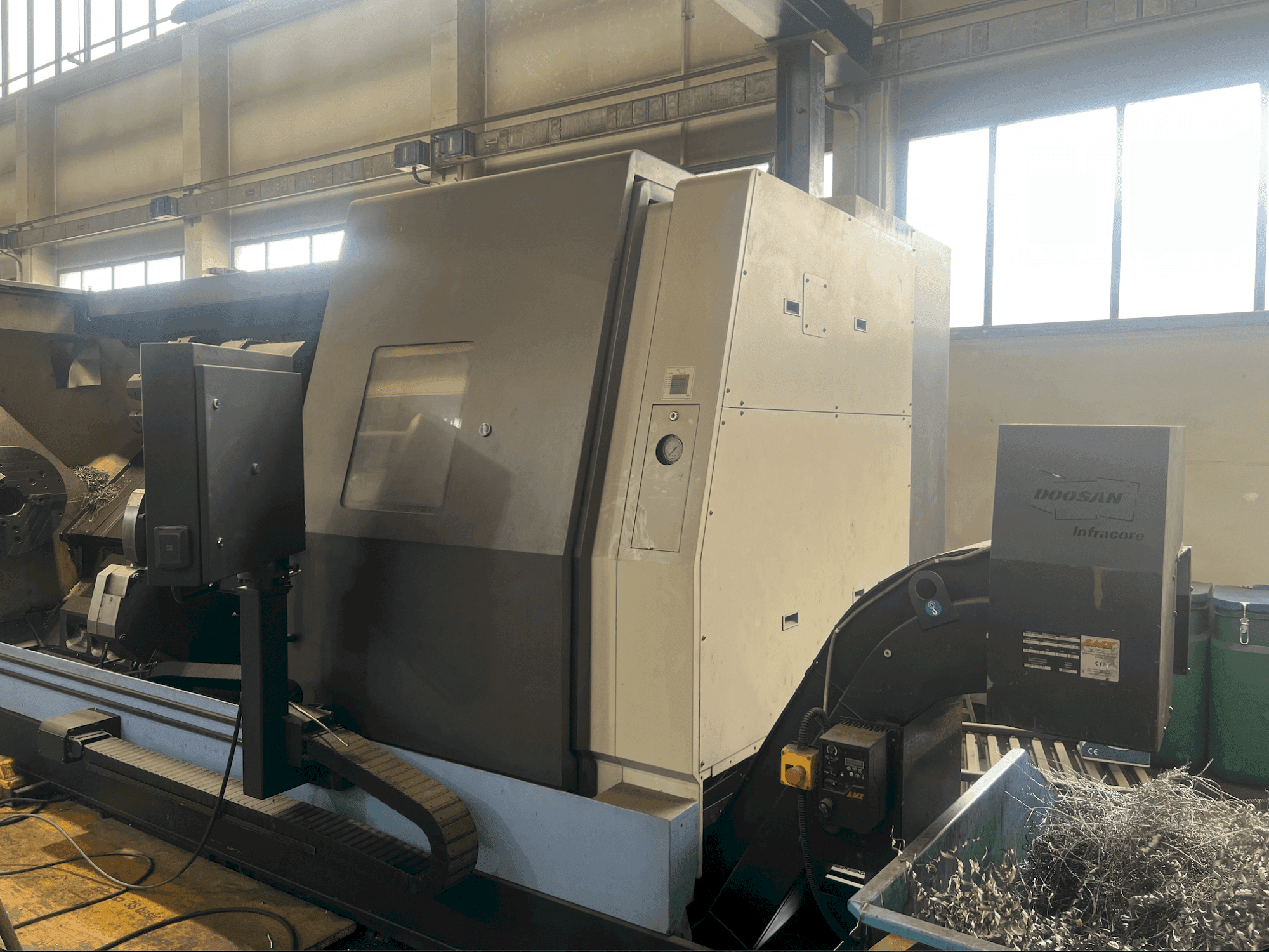 Widok z przodu maszyny DOOSAN Puma 700 LM