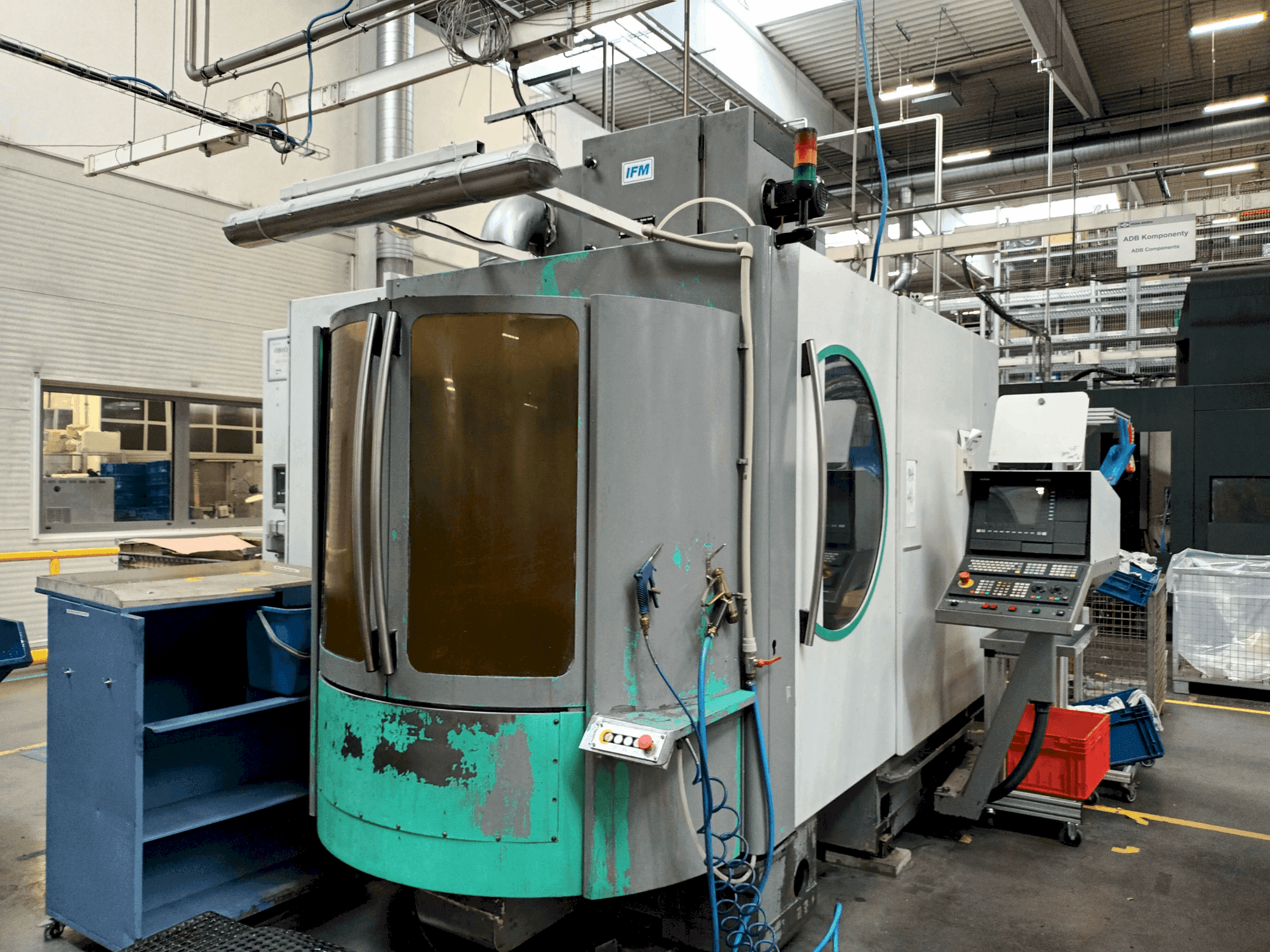 Widok z przodu maszyny DECKEL MAHO DMC 60H