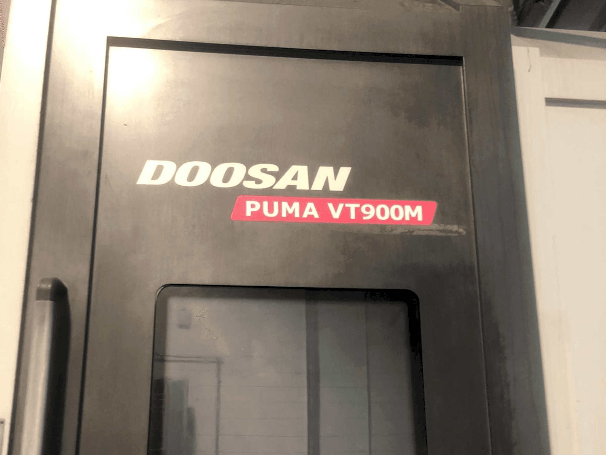 Widok z przodu maszyny DOOSAN Puma VT900M