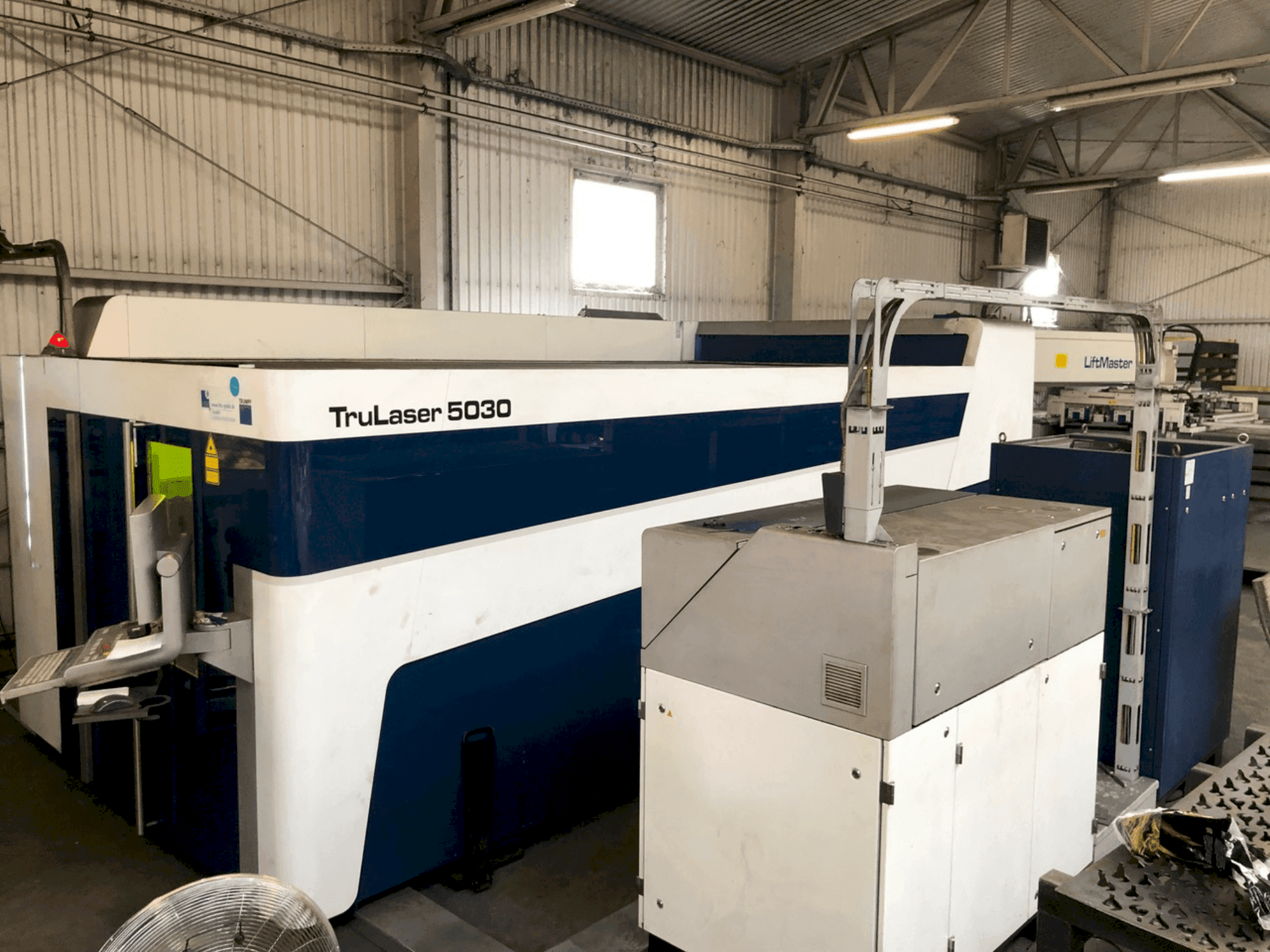 Widok z przodu maszyny TRUMPF Trulaser 5030 Fiber
