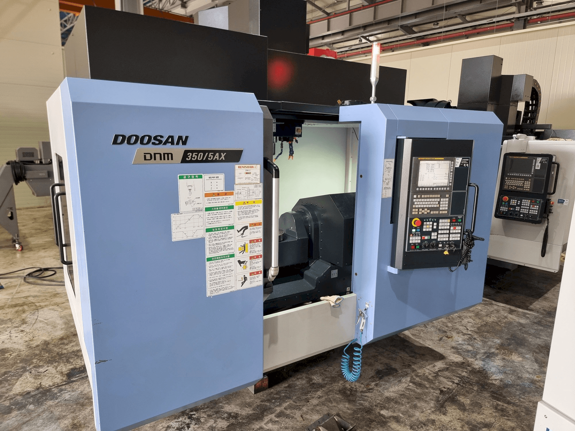 Widok z przodu maszyny Doosan DNM350/5AX