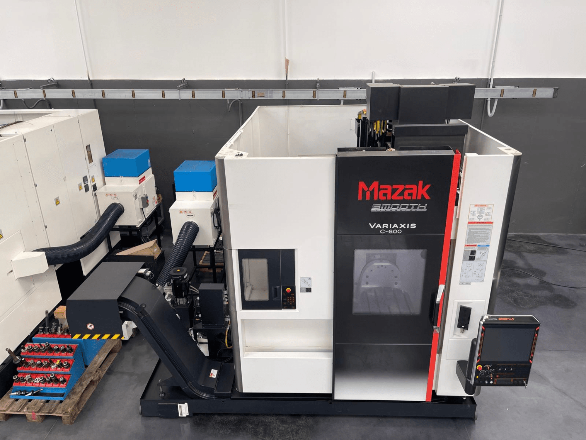 Pionowe centrum obróbcze Mazak VARIAXIS C 600, widok z przodu z panelem sterowania i magazynem narzędzi.