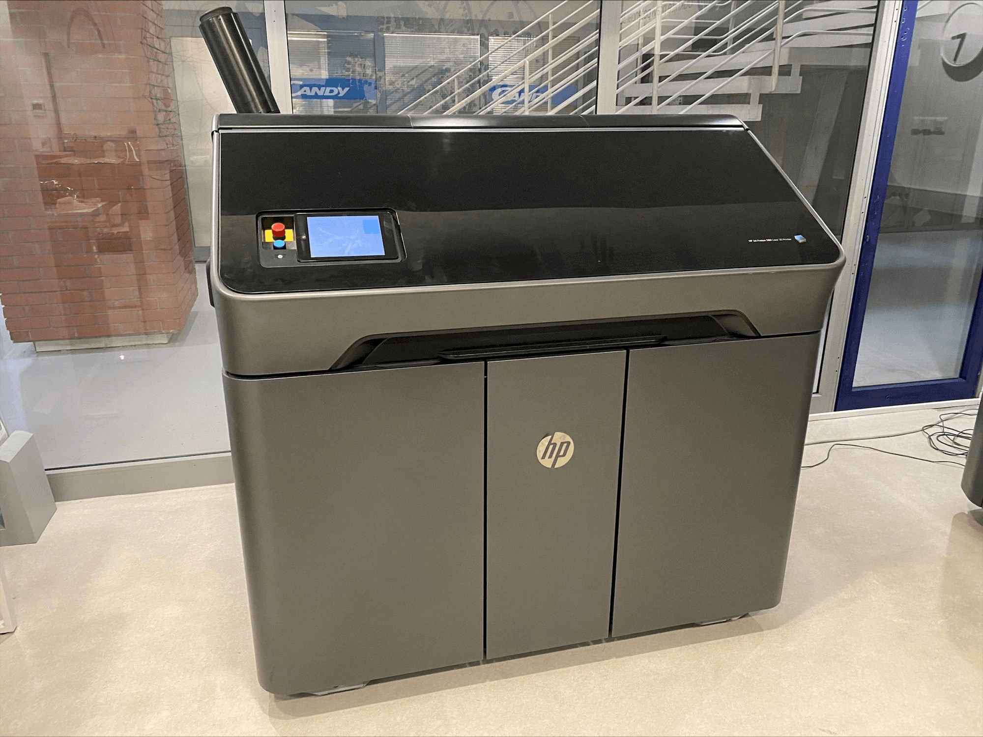 Widok z przodu maszyny HP Jet Fusion 580 Color 3D printer M2K85A