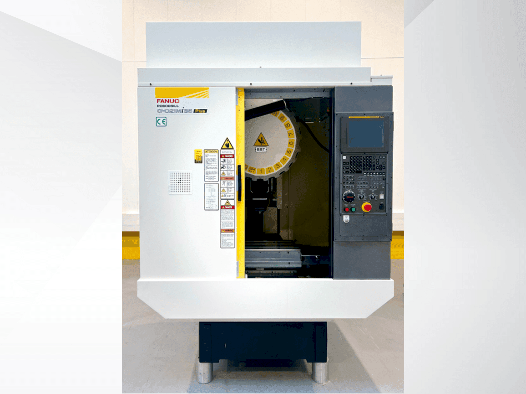 Widok z przodu maszyny FANUC ROBODRILL α-D21MiB5 Plus