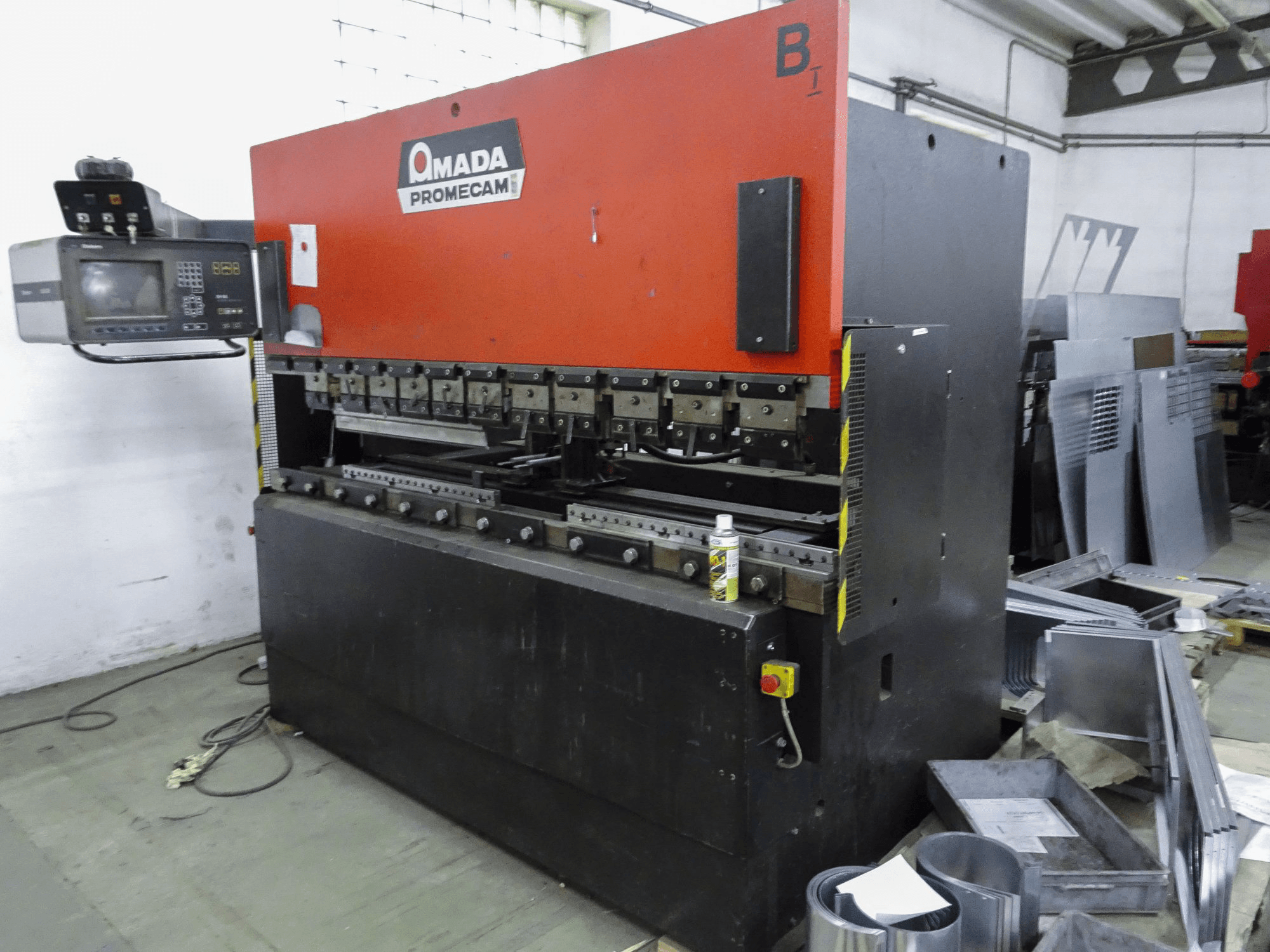 Widok z prawej maszyny AMADA ITPS 80-25