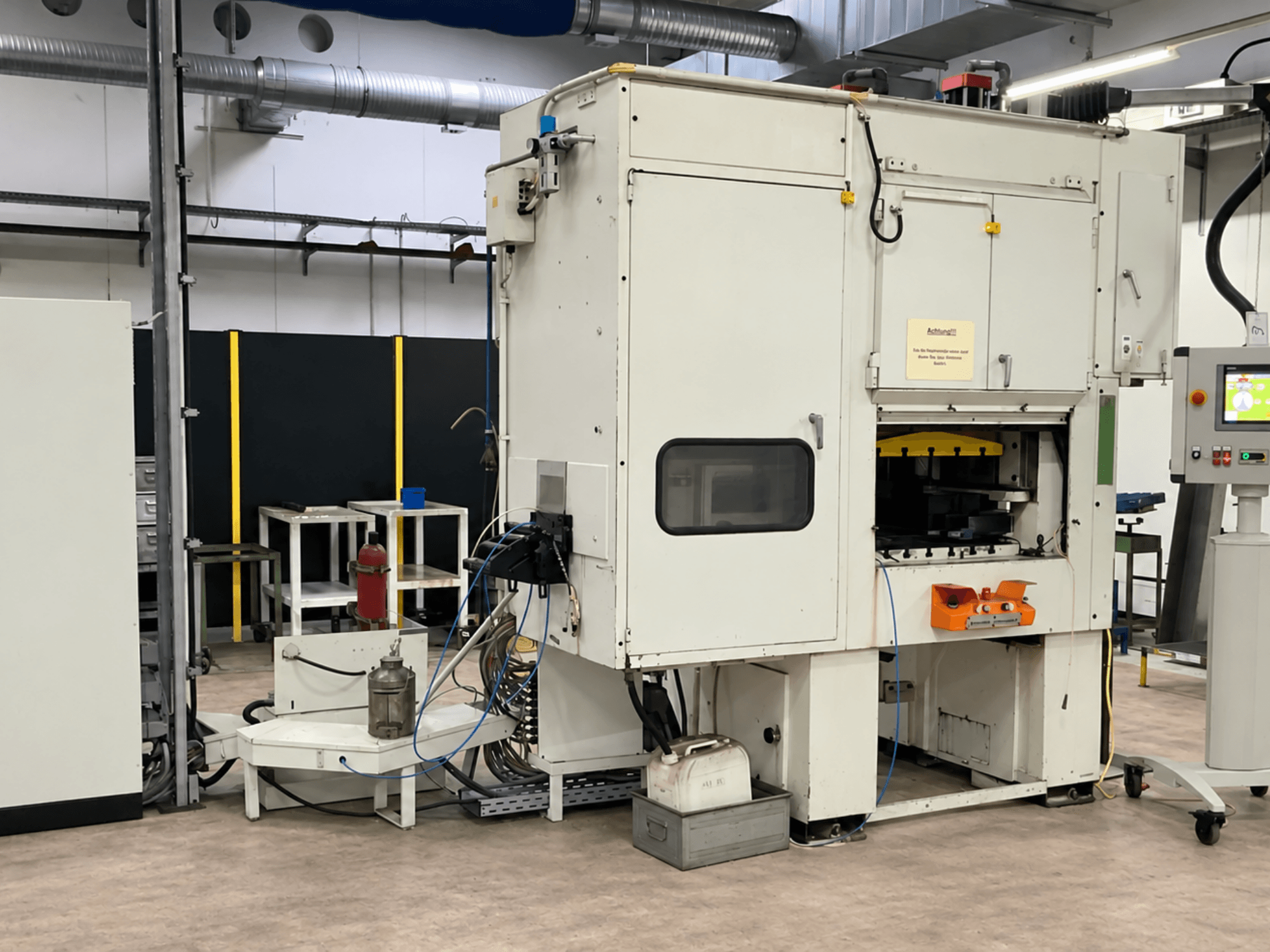 Szybka mechaniczna prasa tłocząca KAISER V50W – widok z przodu, przedstawiający panel sterowania, elementy zabezpieczające oraz obszar roboczy.