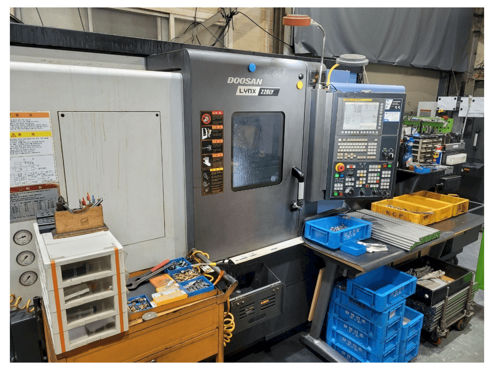 Widok z przodu maszyny Doosan LYNX220LYA