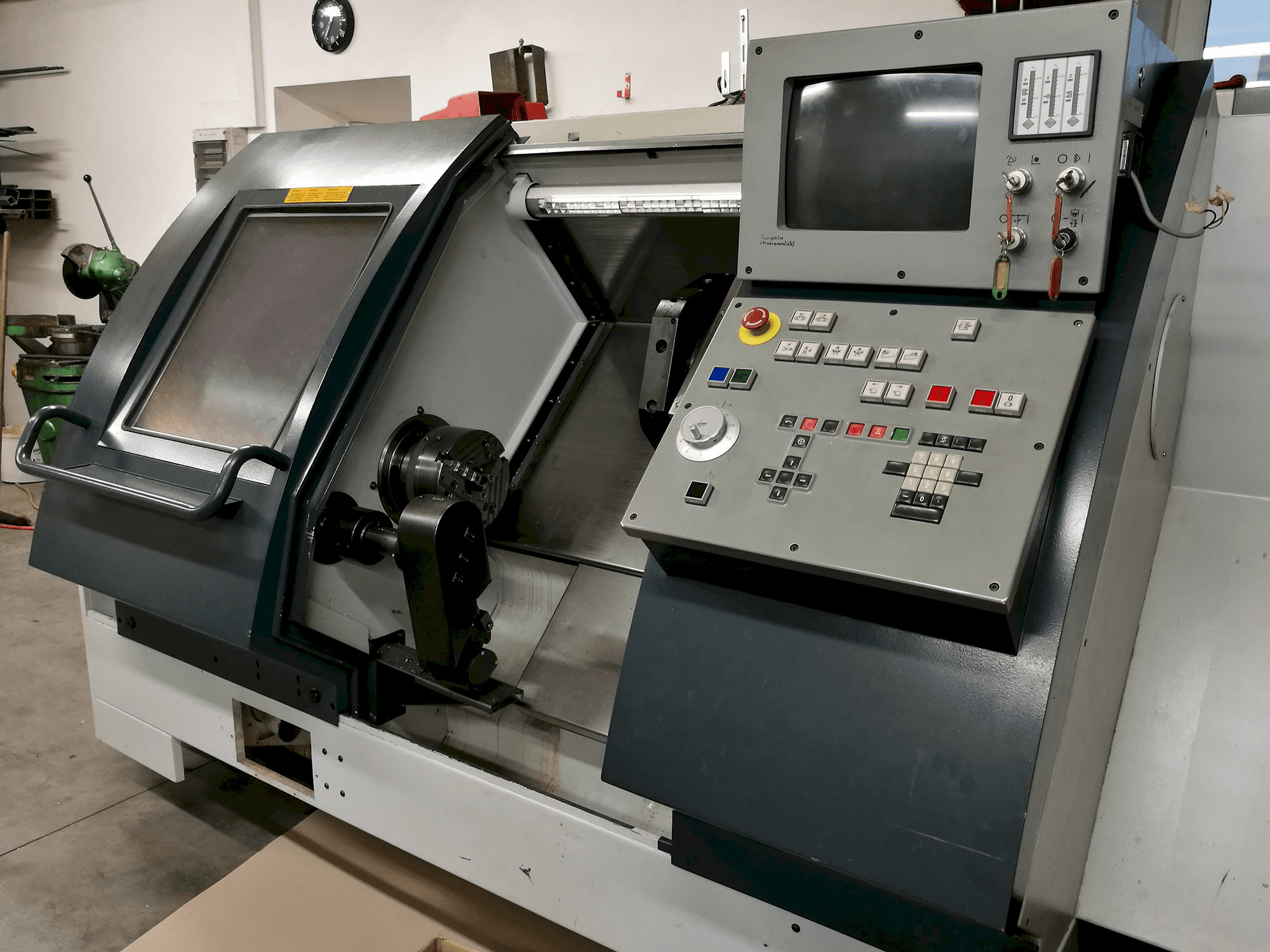 Widok z prawej maszyny Gildemeister CTX 400