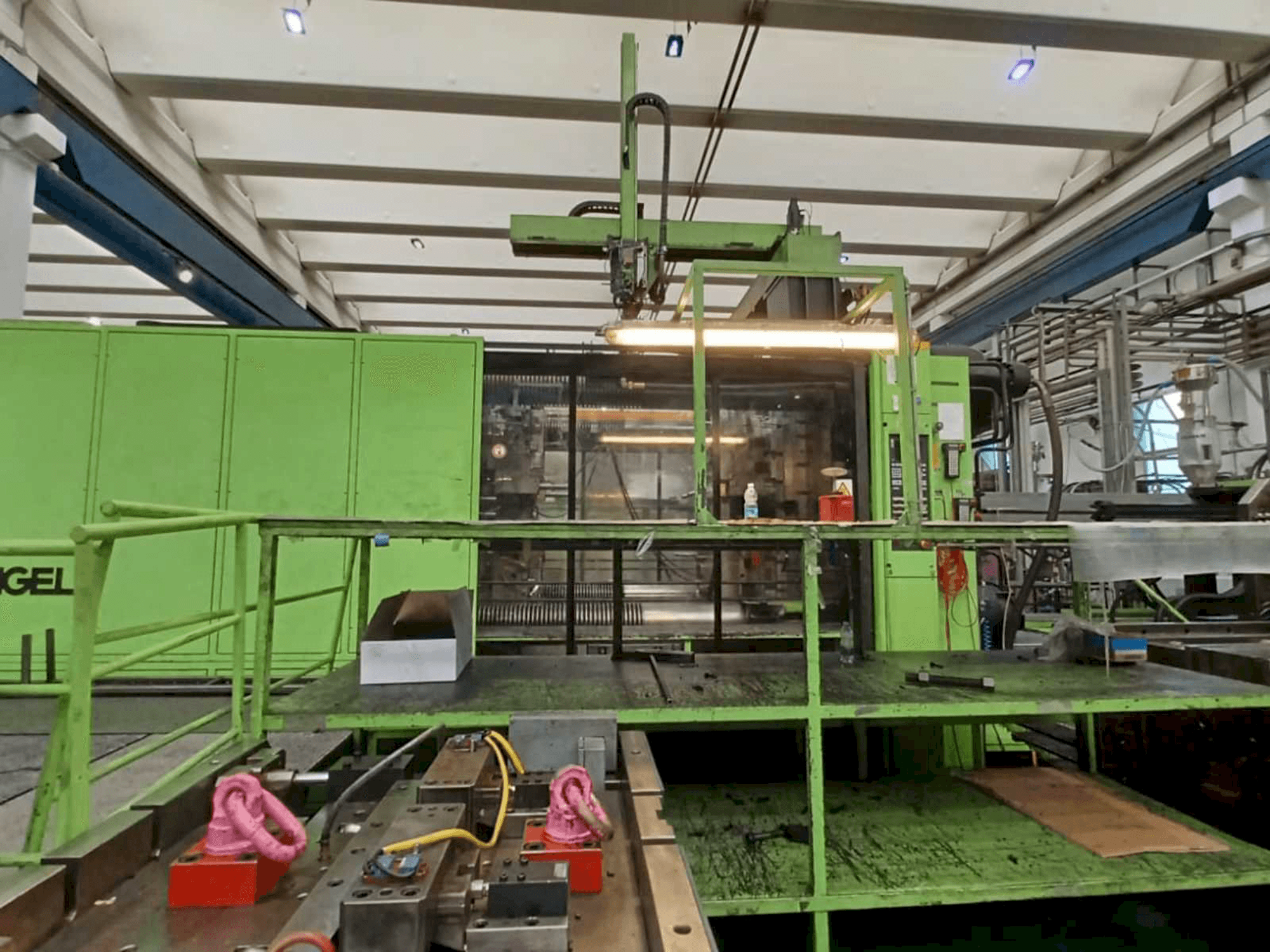 Widok z przodu maszyny Engel ES 23050/2500 DUO