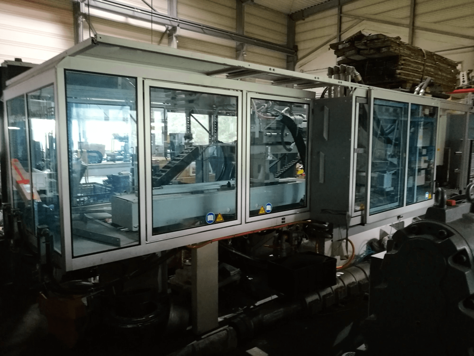 Widok z przodu maszyny Krauss Maffei 280-700-700 C3 Twin