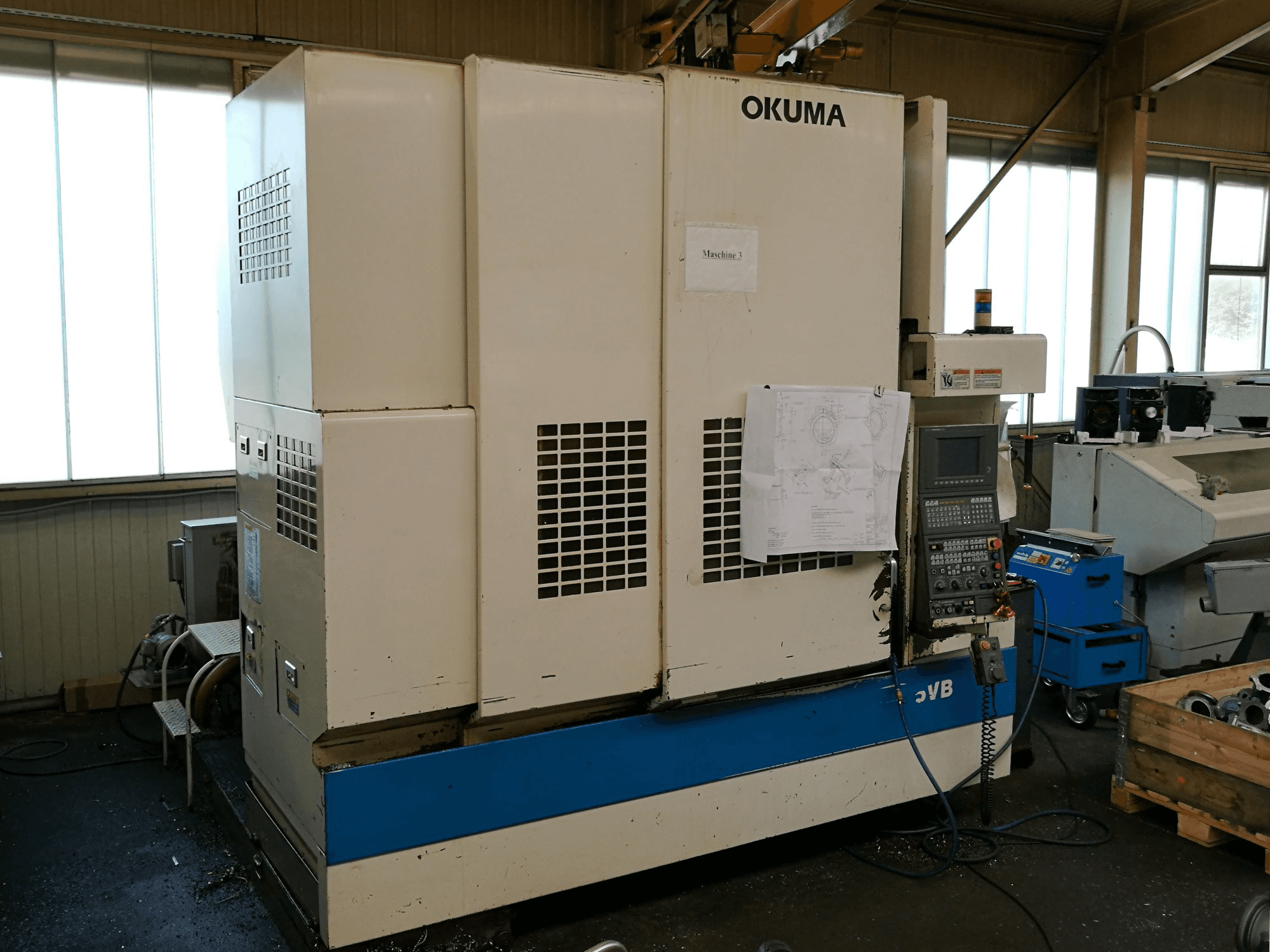 Widok z przodu maszyny Okuma MX55 VB