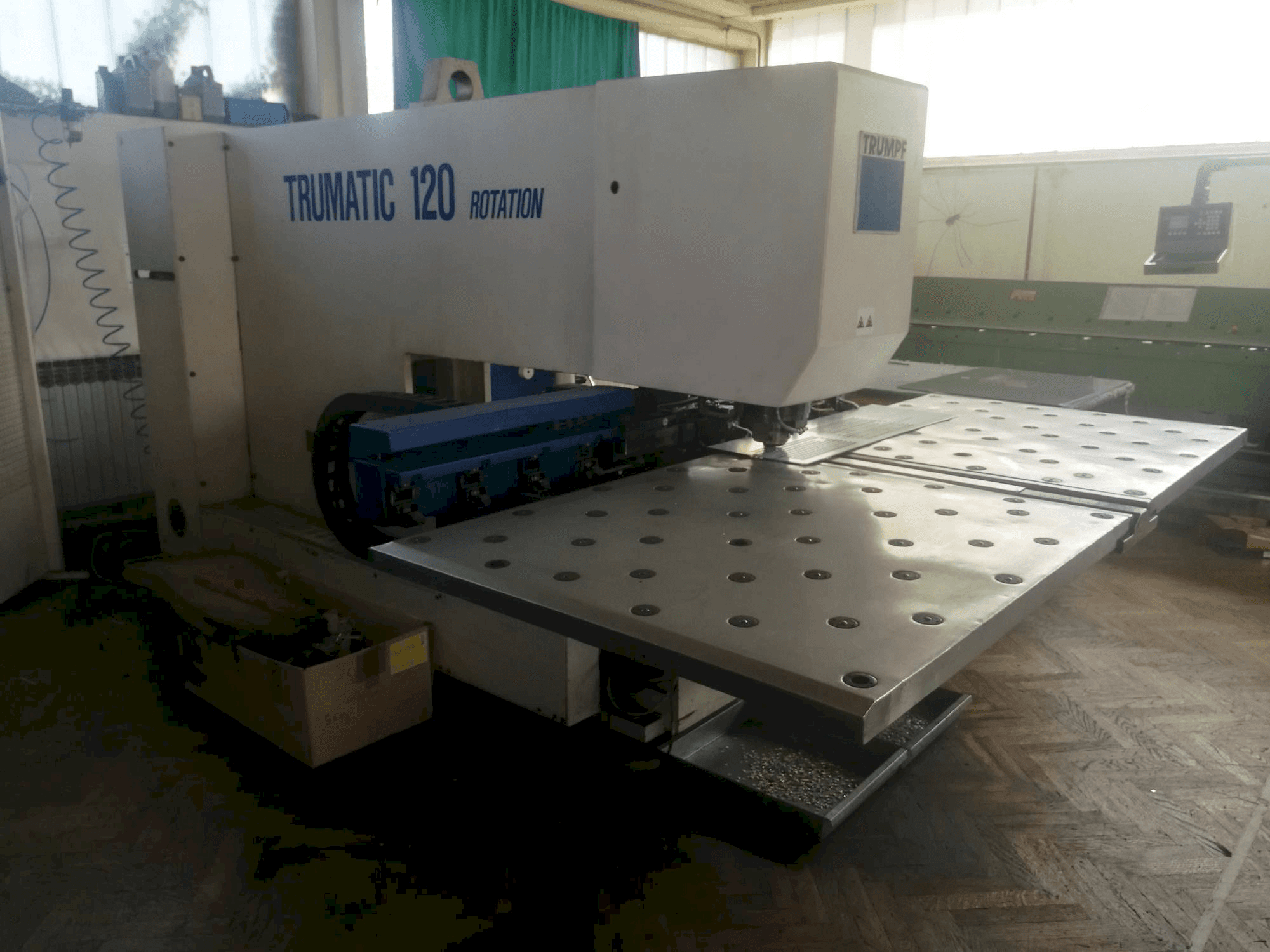 Widok z przodu maszyny Trumpf Trumatic 120R