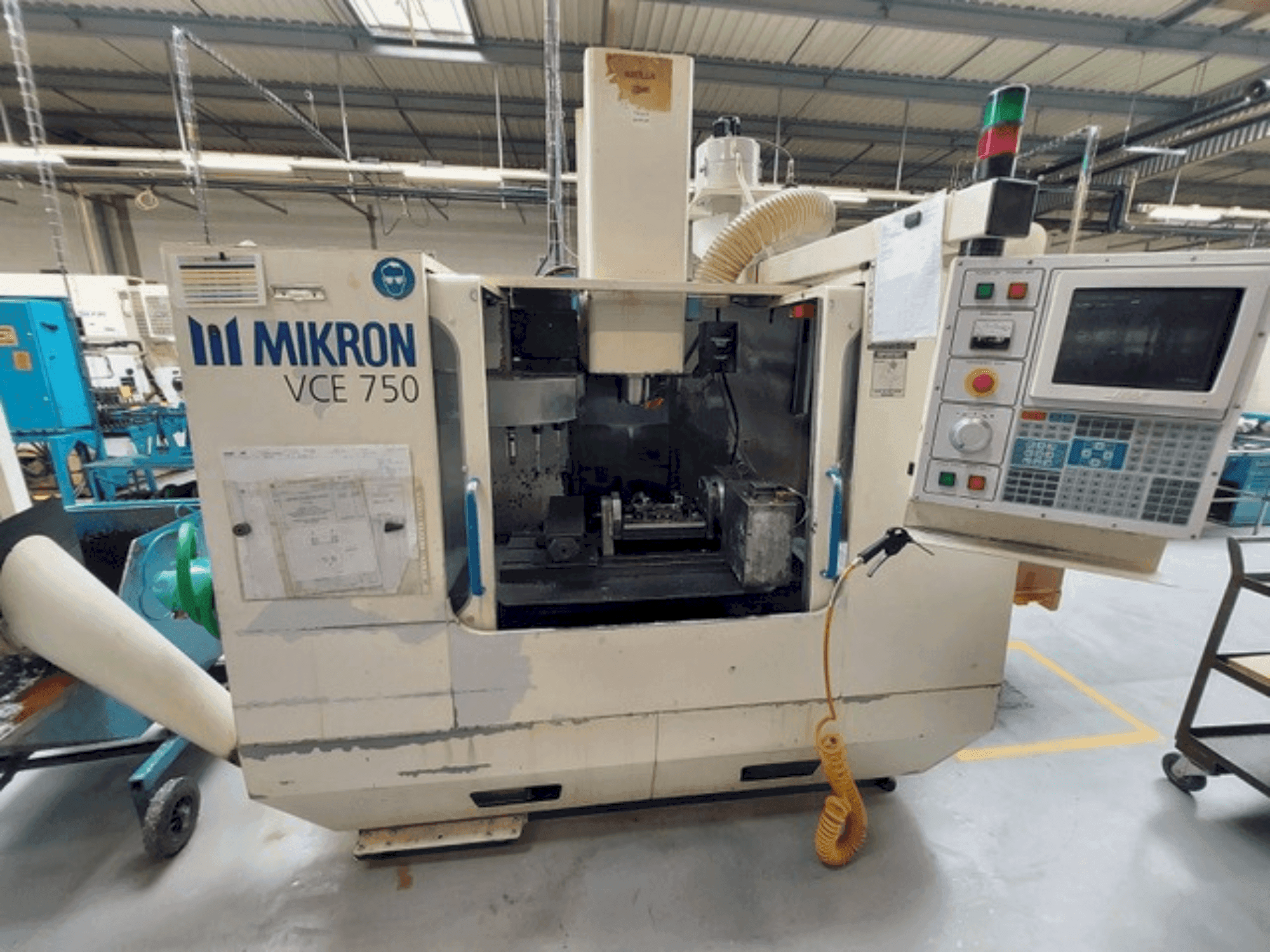 Widok z przodu maszyny HAAS MIKRON VCE 750