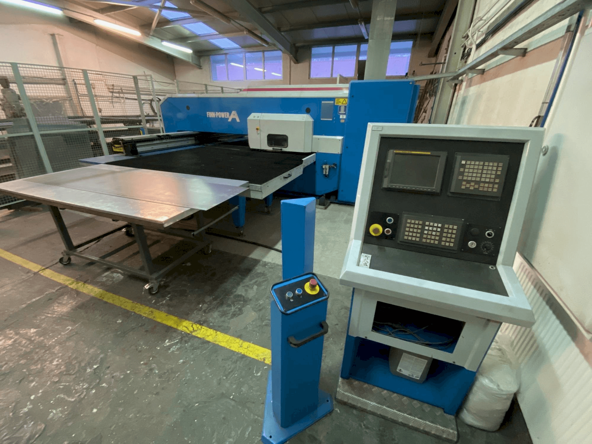 Widok z przodu maszyny Finn-Power A 5 F