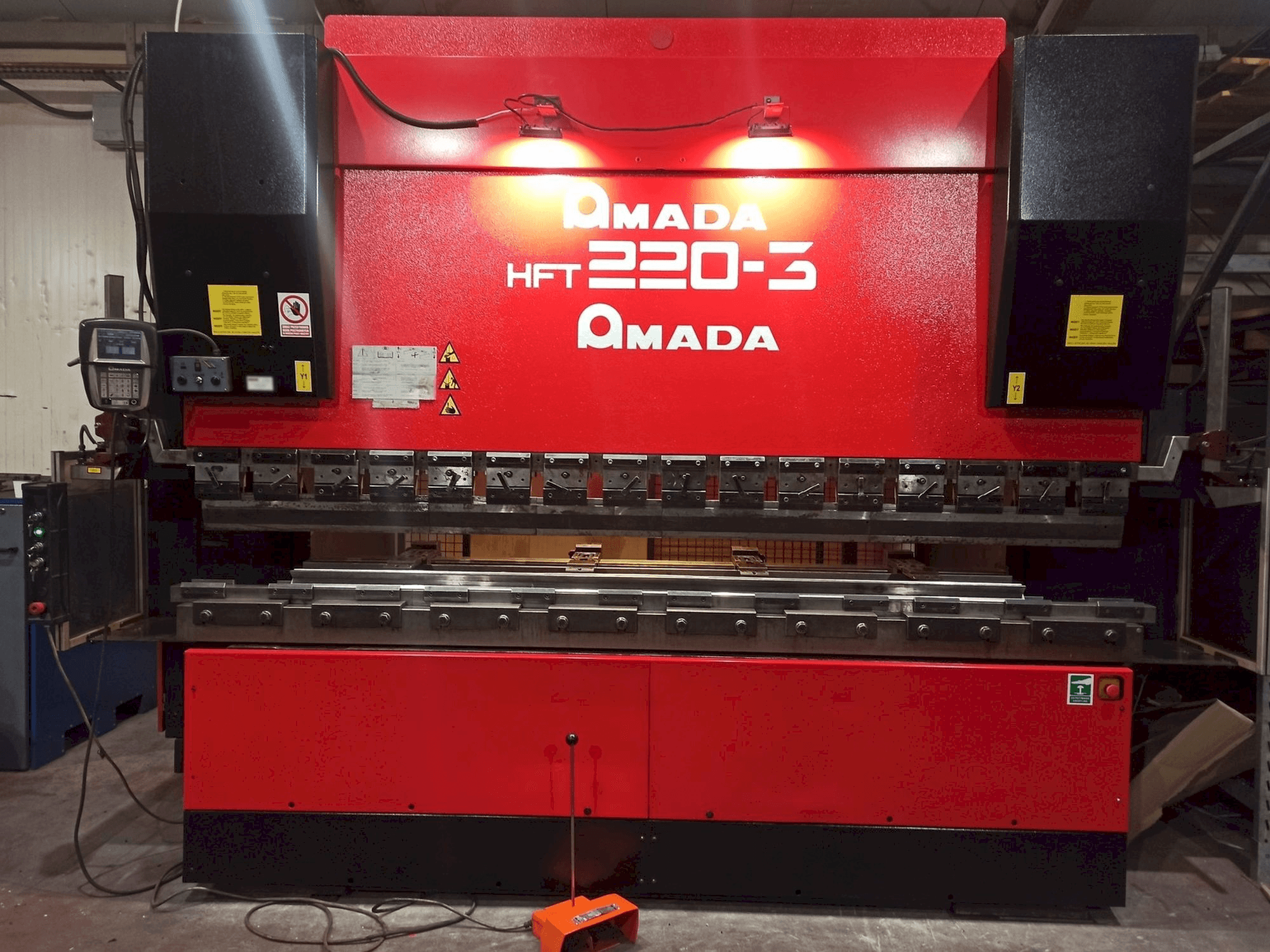Widok z przodu maszyny AMADA HFT 220-3