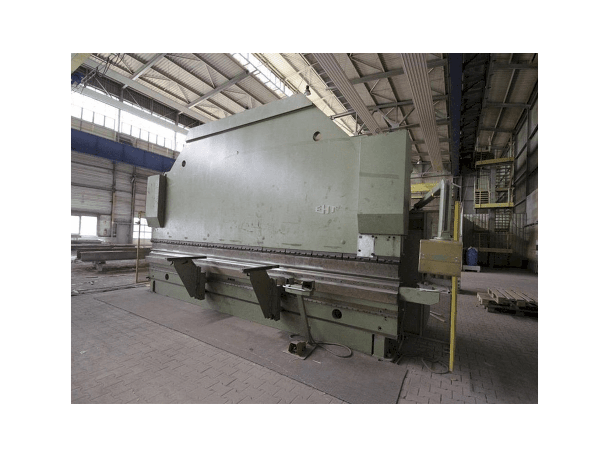 Widok prawej strony maszyny EHT Variopress 250 60