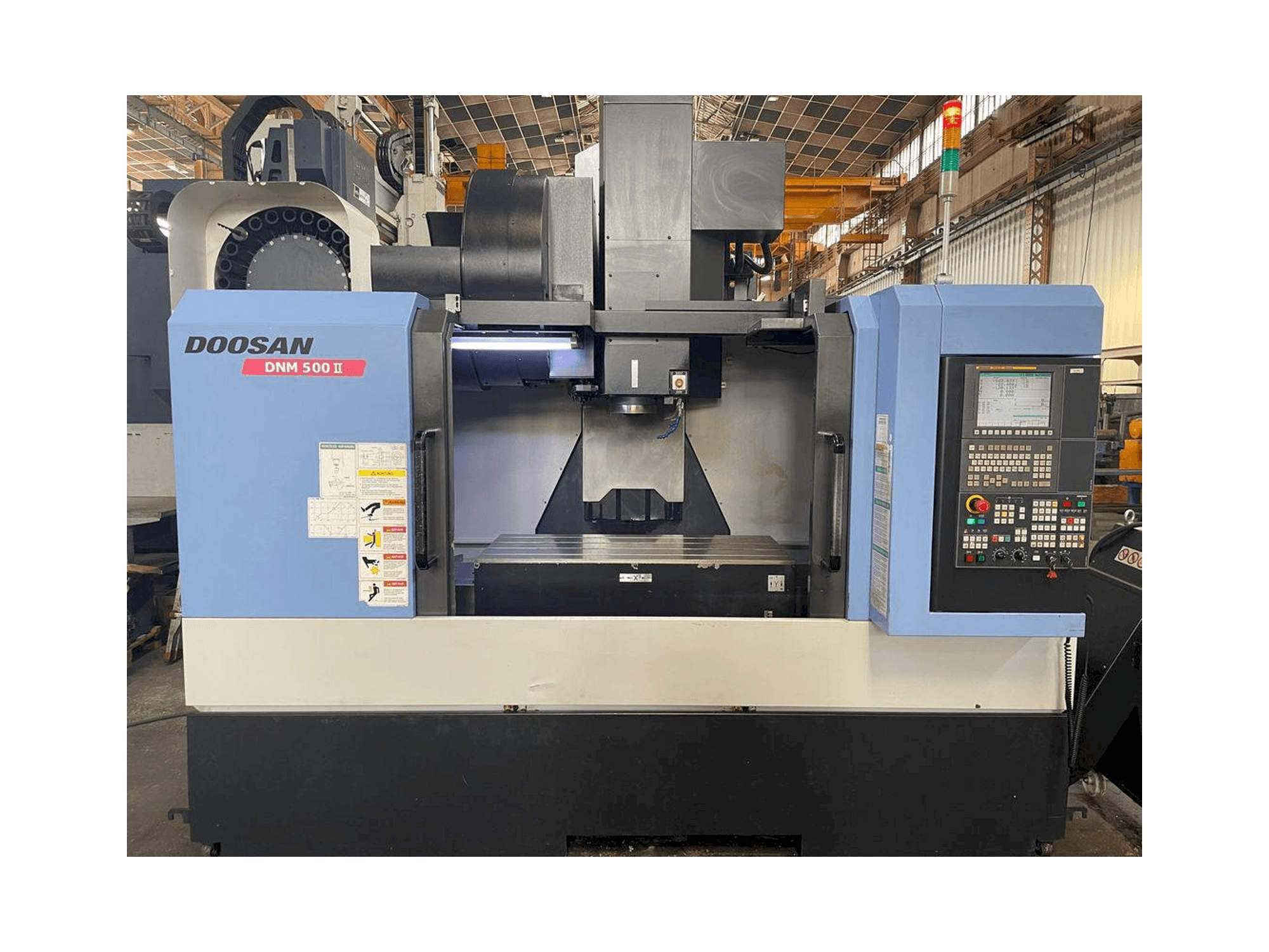 Widok z przodu maszyny Doosan MYNX DNM 500 II