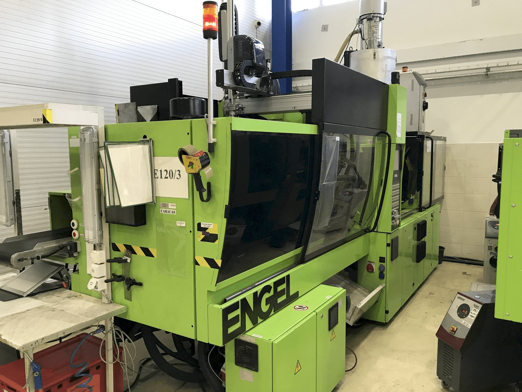 Widok z przodu maszyny ENGEL VC 310/120 Electric