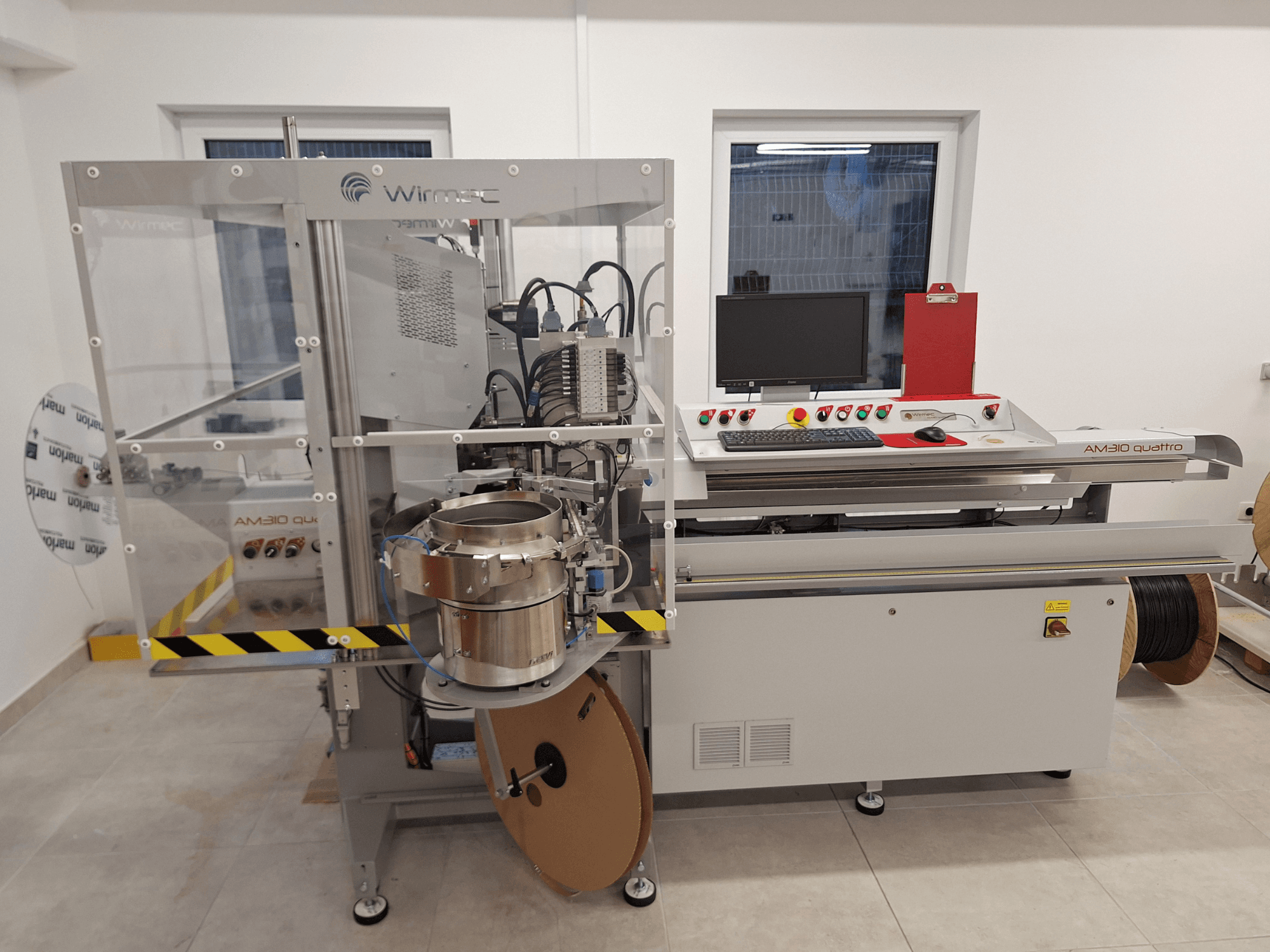 Obrabiarka WIRMEC AM310-117, widok z przodu, z panelem sterowania, komputerem i elementami ze stali nierdzewnej, ustawiona w przestrzeni roboczej.