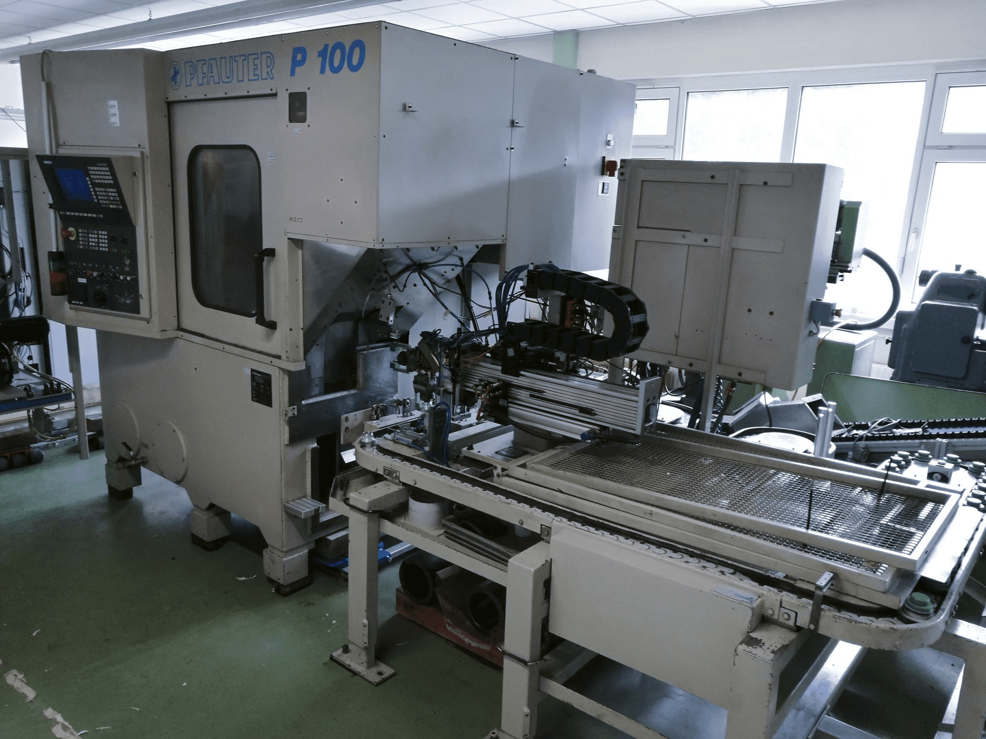 Widok z przodu maszyny GLEASON-PFAUTER P100