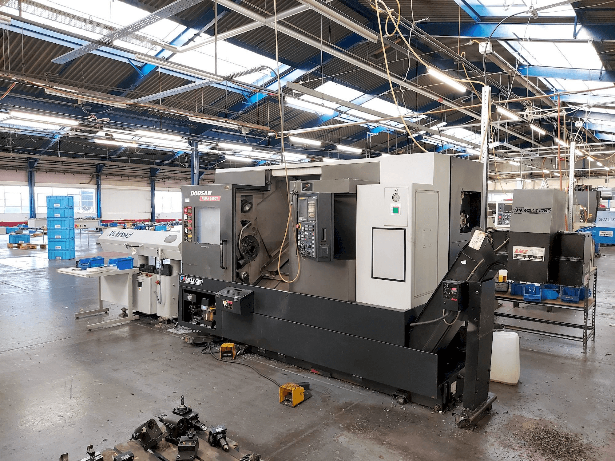 Widok z przodu maszyny Doosan Puma 2600Y