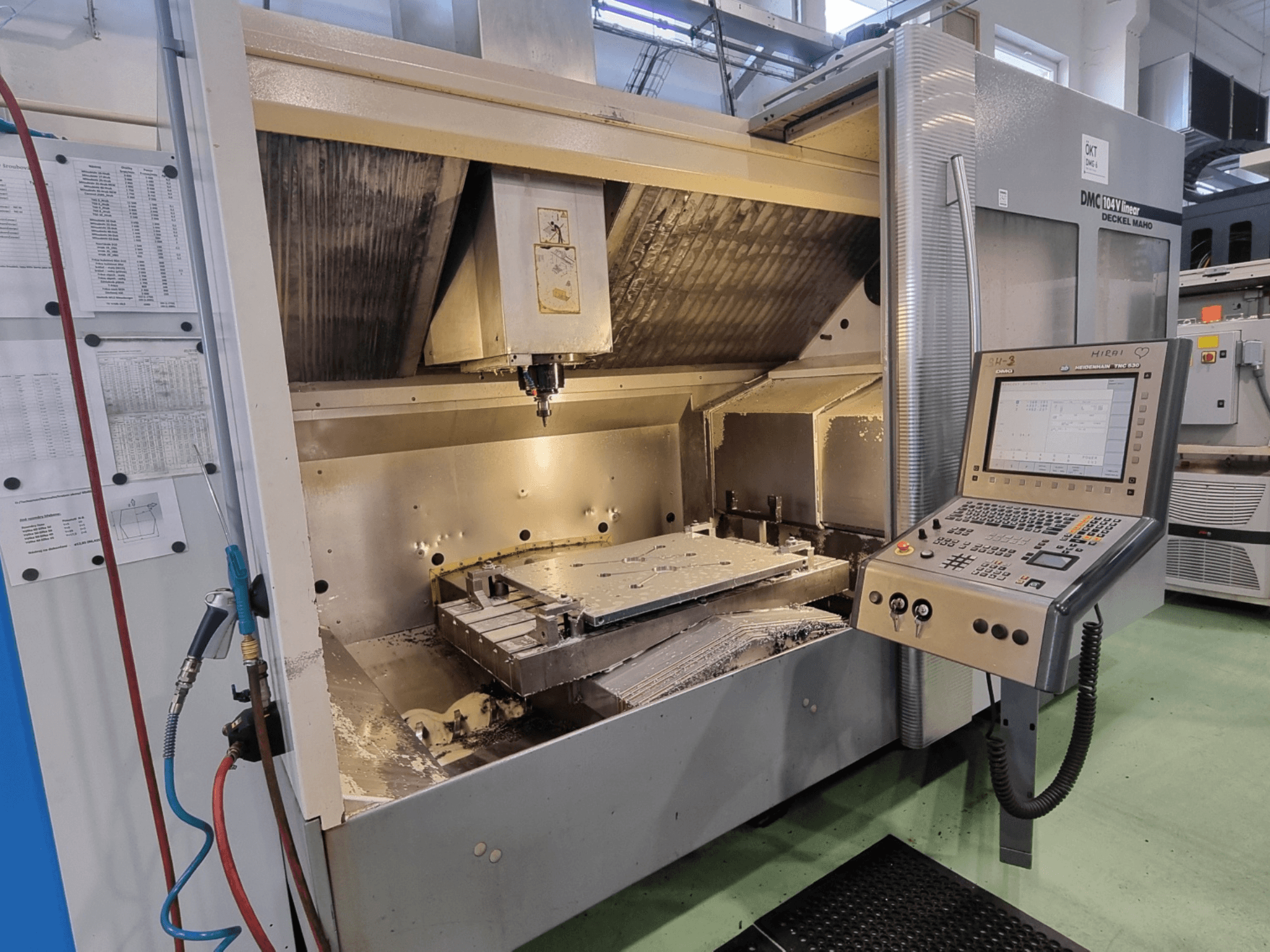 DMG DECKEL MAHO DMC 104V – liniowe pionowe centrum obróbcze, widok z przodu z widocznym panelem sterowania i obszarem obróbki.