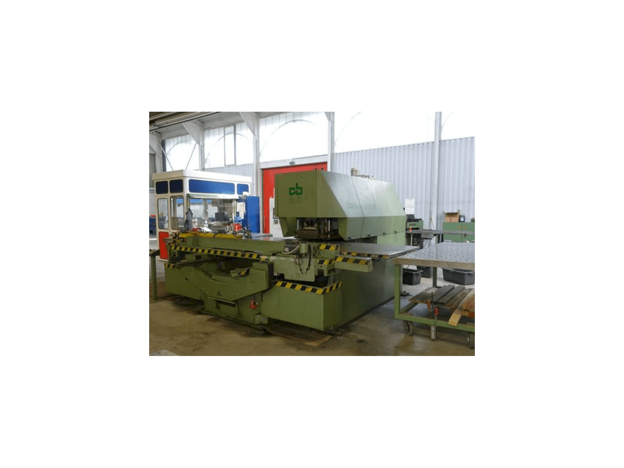 Widok z przodu maszyny Behrens CB 25/1250