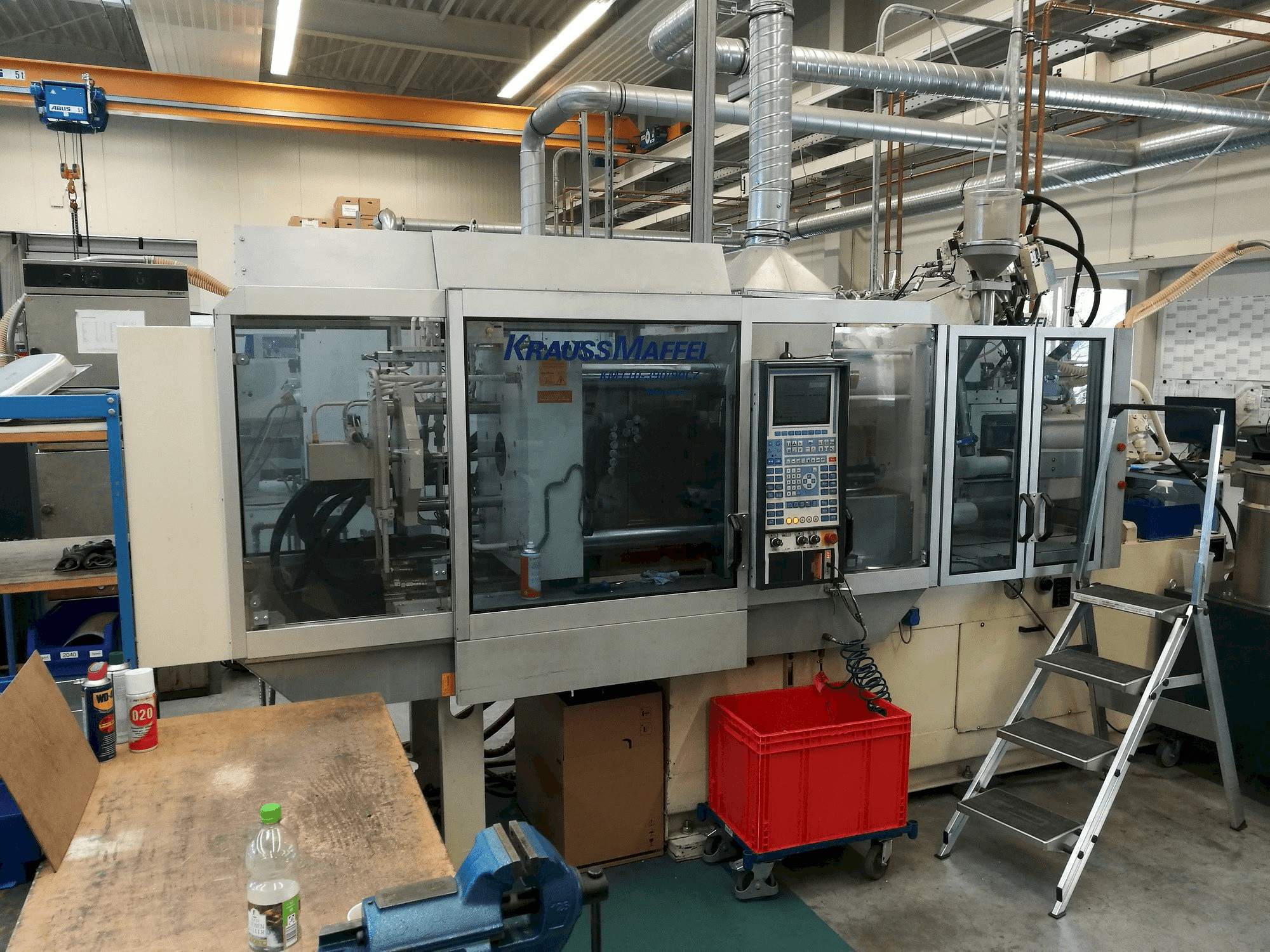 Widok z przodu maszyny Krauss Maffei 110-390/90 CZ