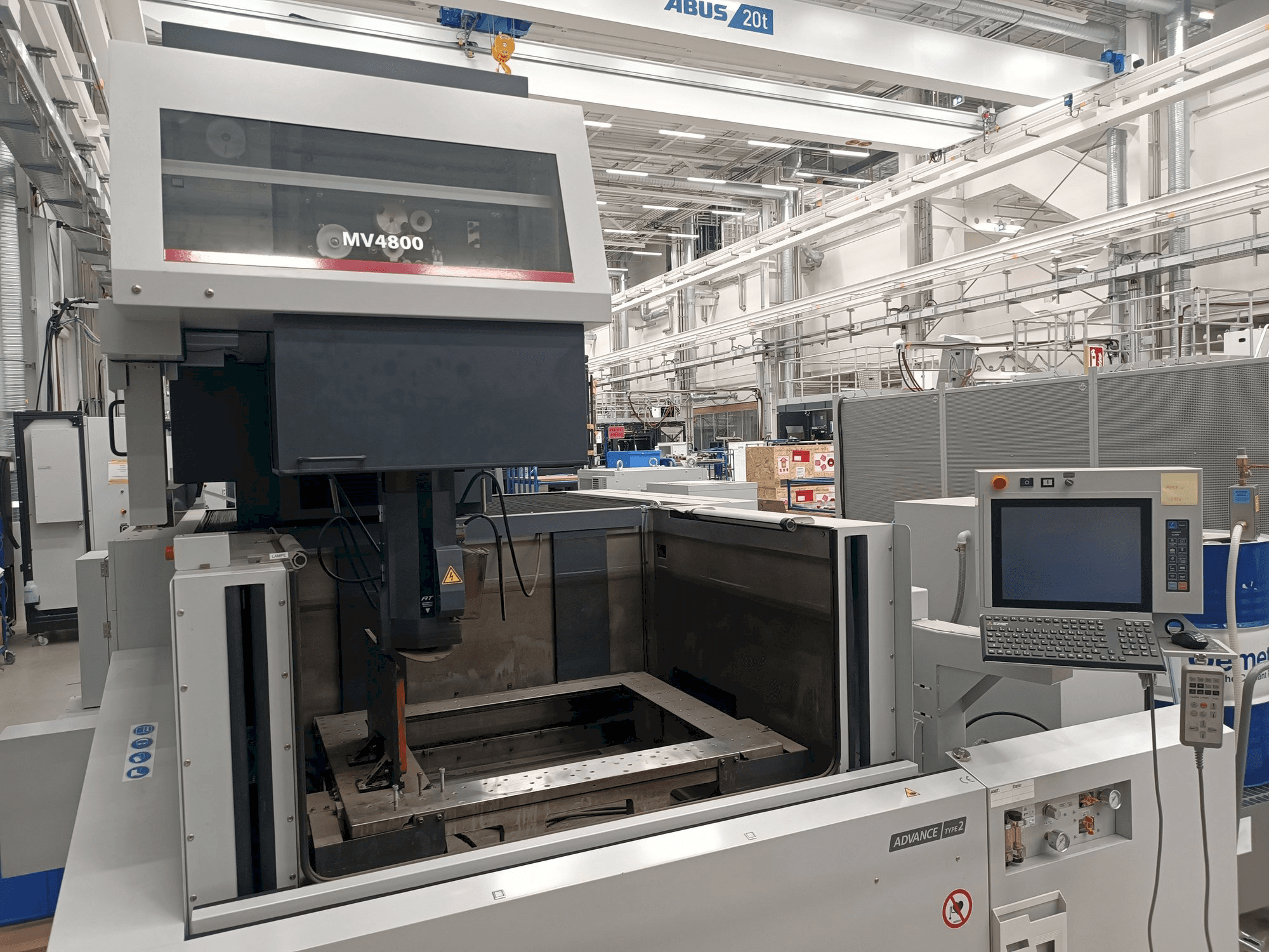 Widok z przodu maszyny Mitsubishi MV4800