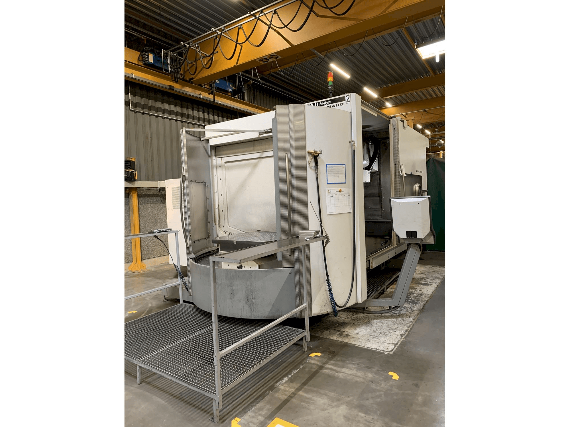 Widok z przodu maszyny DECKEL MAHO DMC 125 U hi-dyn