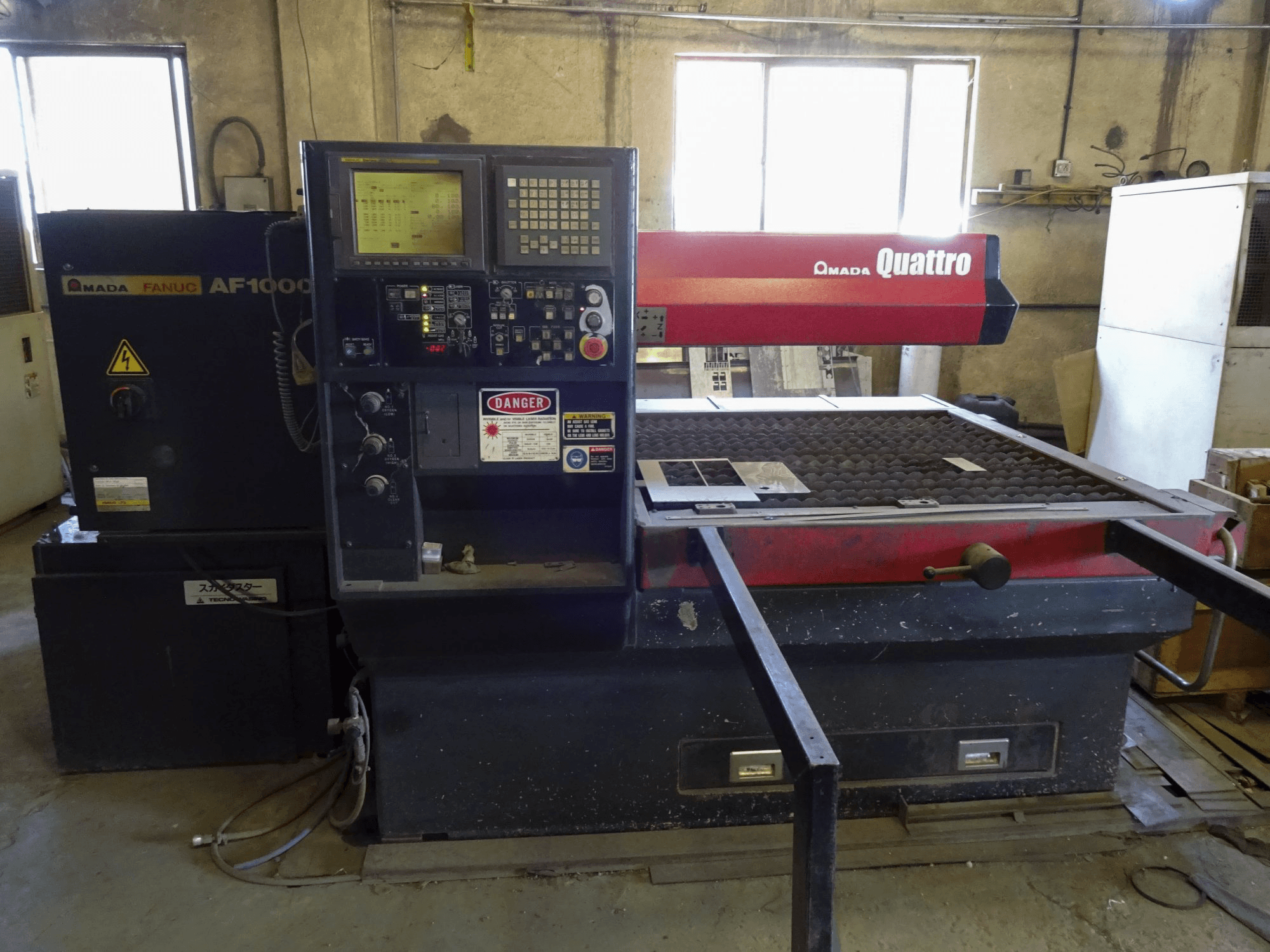 Widok z przodu 1 maszyny AMADA Quattro AF1000E