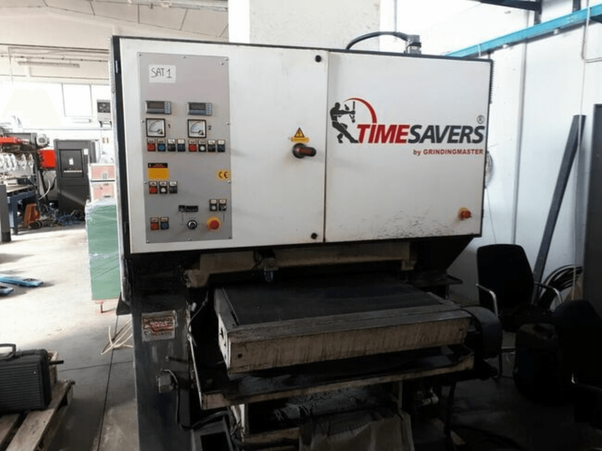 Widok z przodu maszyny do gratowania TIMESAVERS 41-SERIE-900-WW, wyposażonej w panel sterowania z pokrętłami, przyciskami i wskaźnikami.