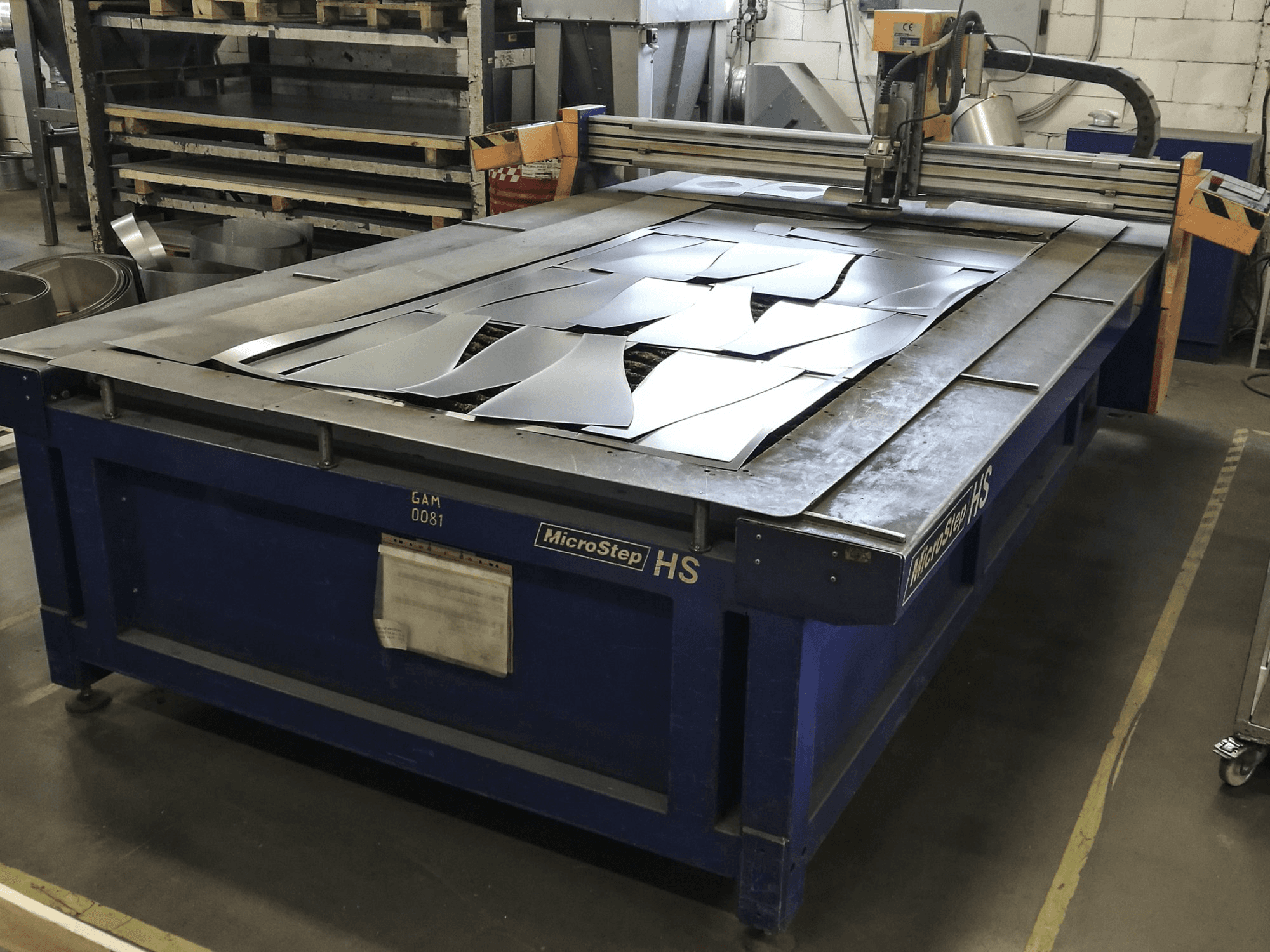 Widok z prawej maszyny MicroStep HS 3001.15