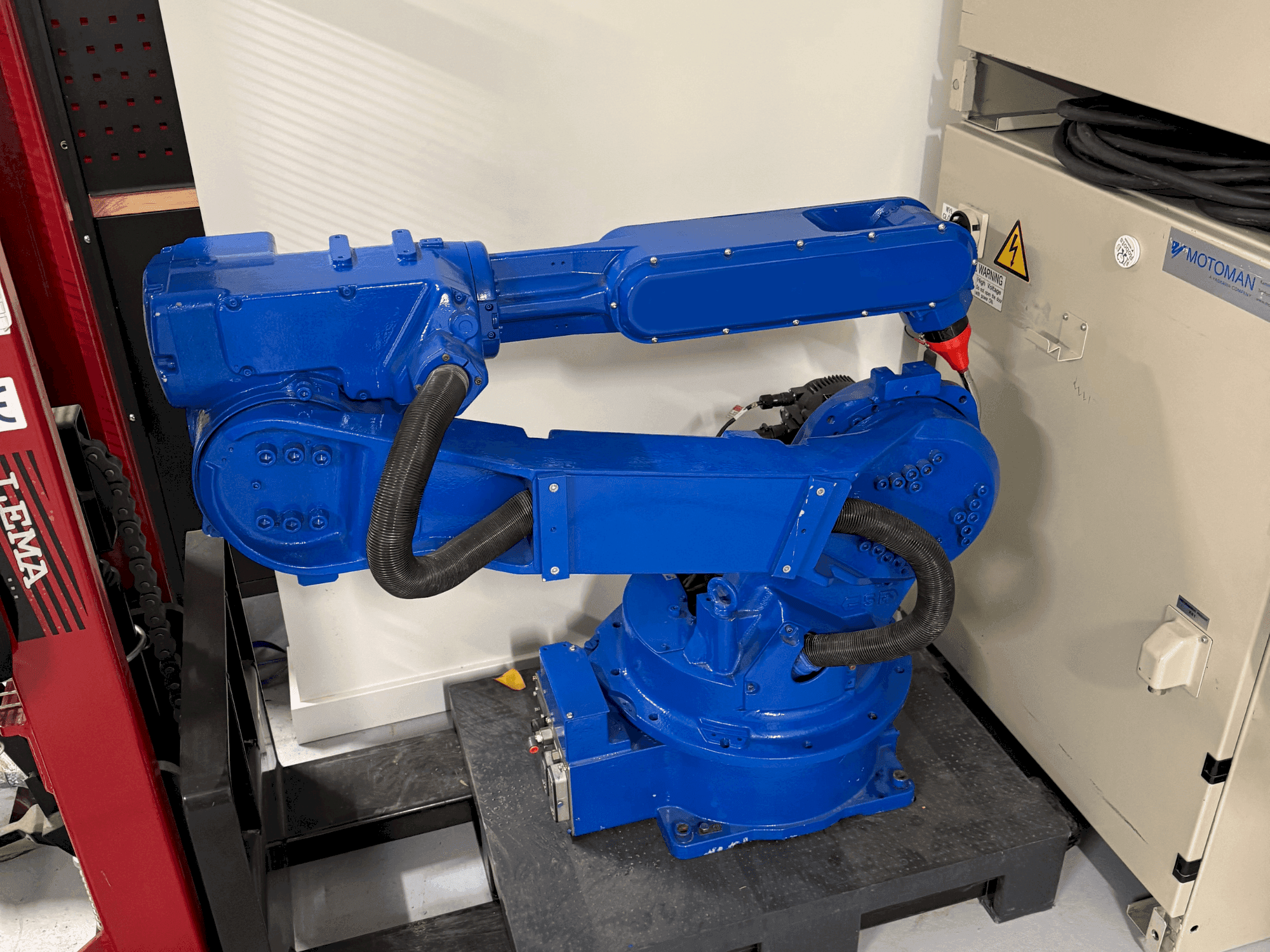 Widok z przodu maszyny Yaskawa Motoman YR HP 20D