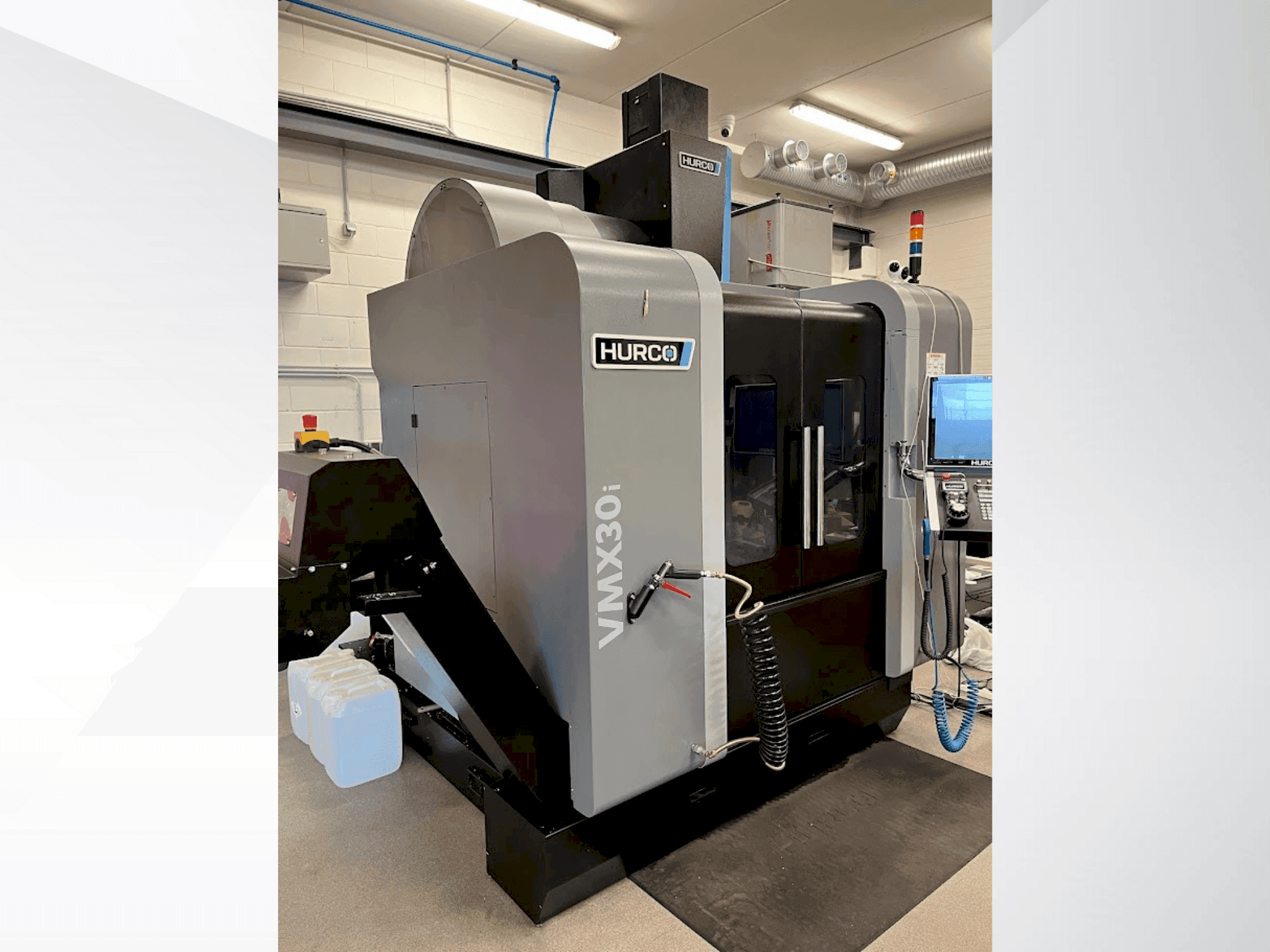 Widok z przodu maszyny Hurco VMX30i
