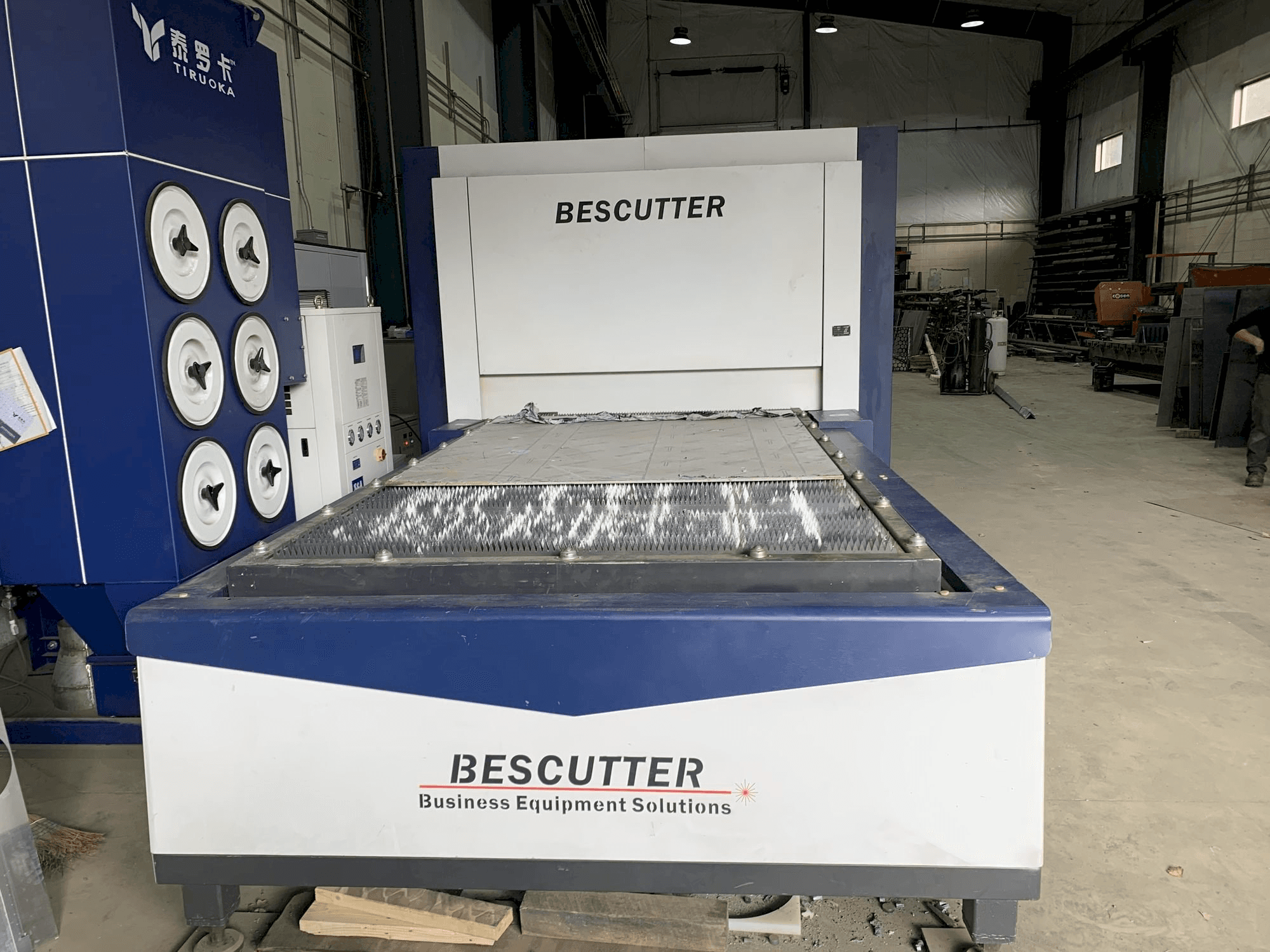 Widok z przodu maszyny BESCUTTER Tital-8000W IPG