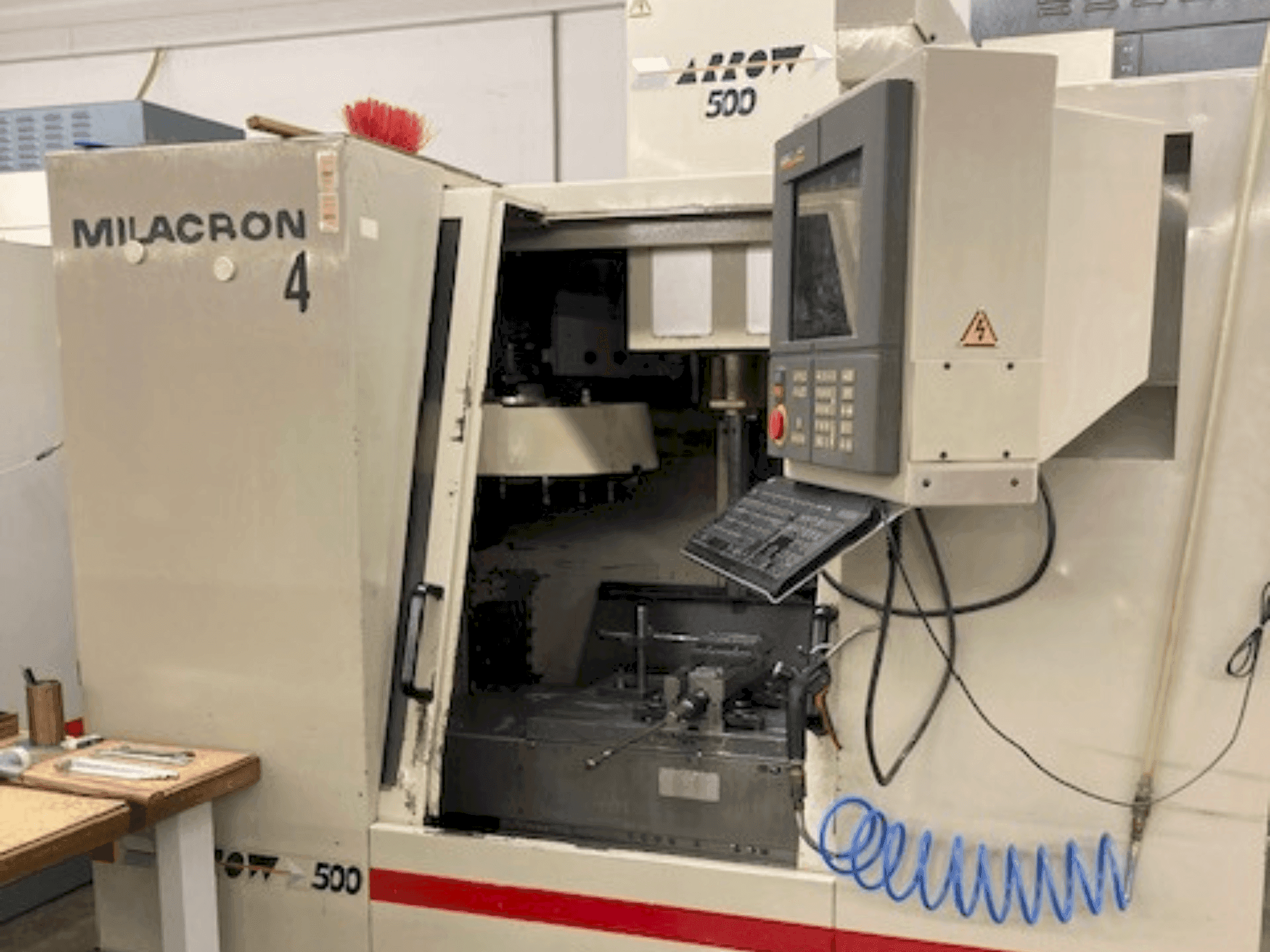 Widok z przodu maszyny Cincinnati Milacron Arrow 500