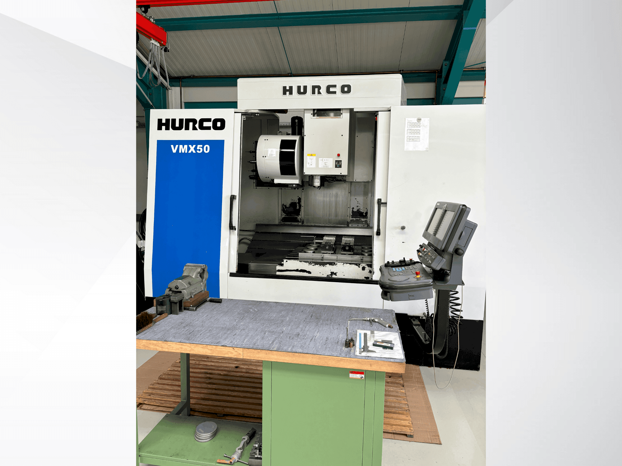 Widok z przodu maszyny Hurco VMX50