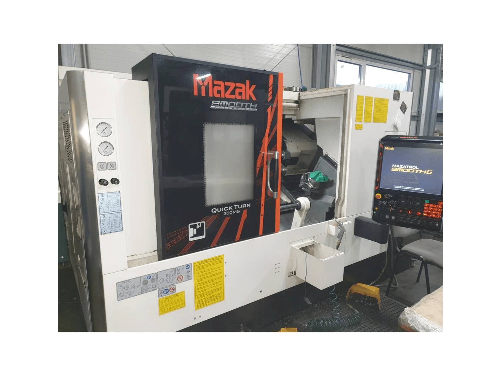Widok z przodu maszyny Mazak Quick Turn 200MS