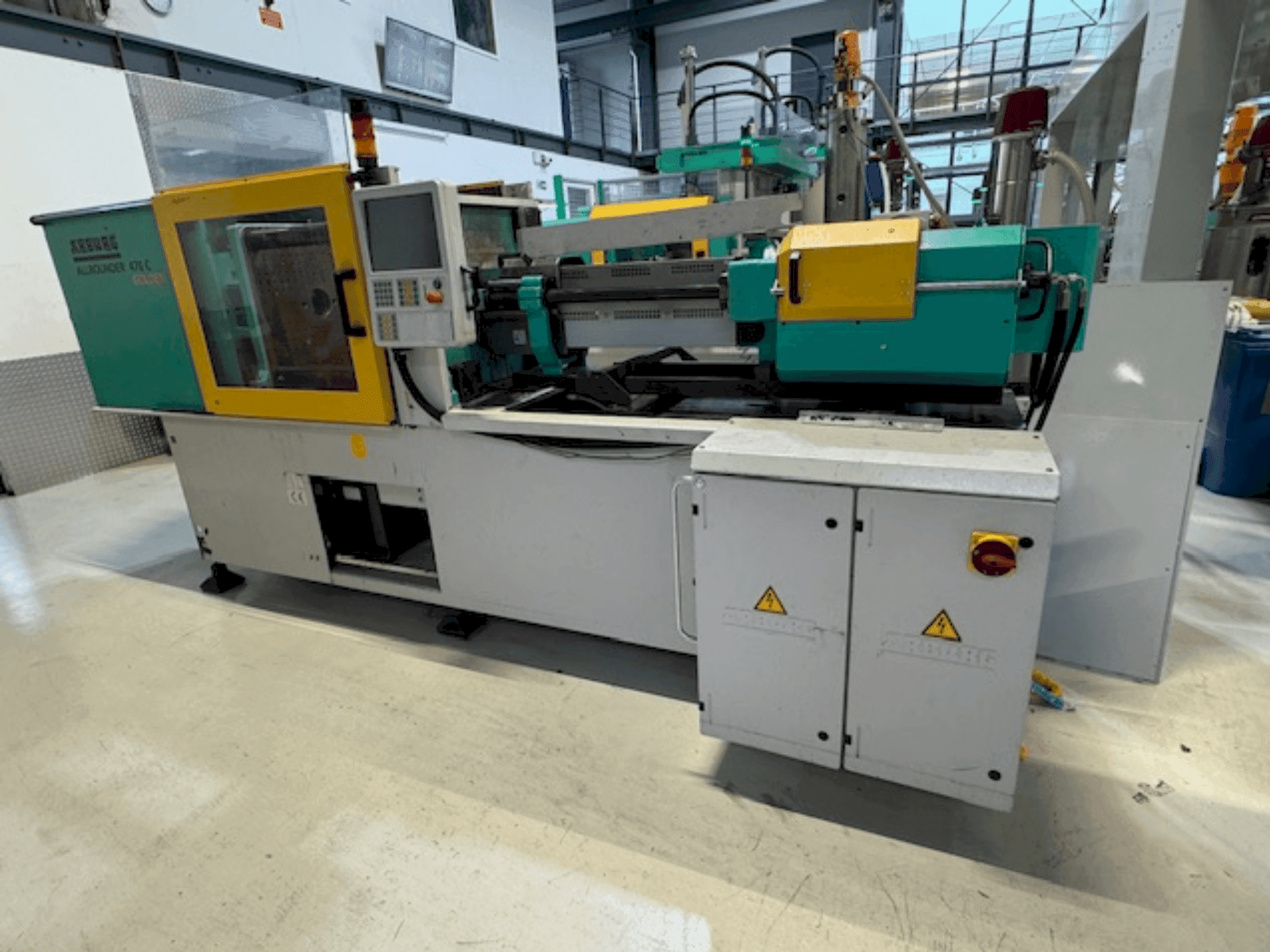 Widok z przodu maszyny Arburg A470 C 1500-400