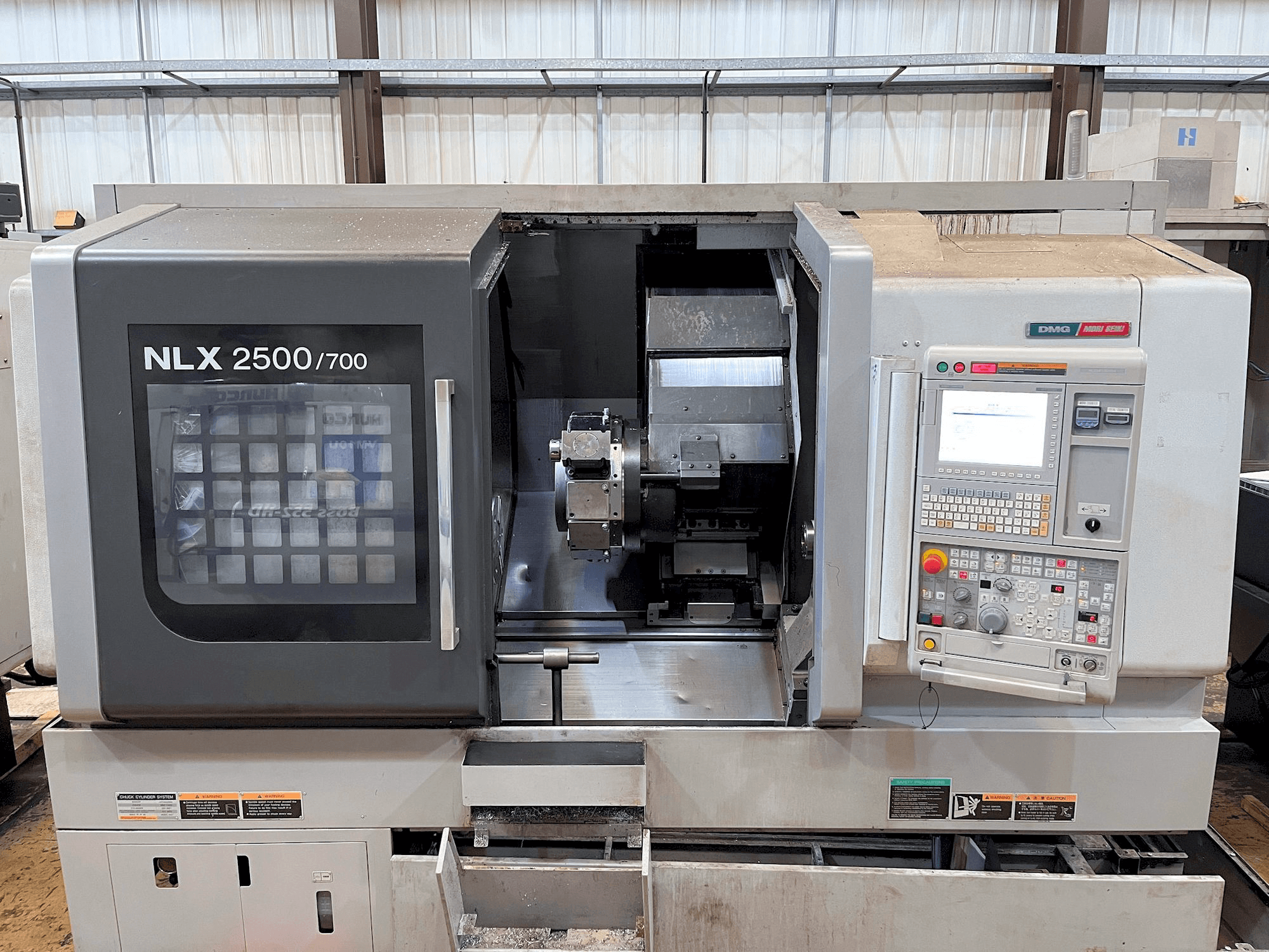 Widok z przodu maszyny MORI SEIKI NLX2500Y-700