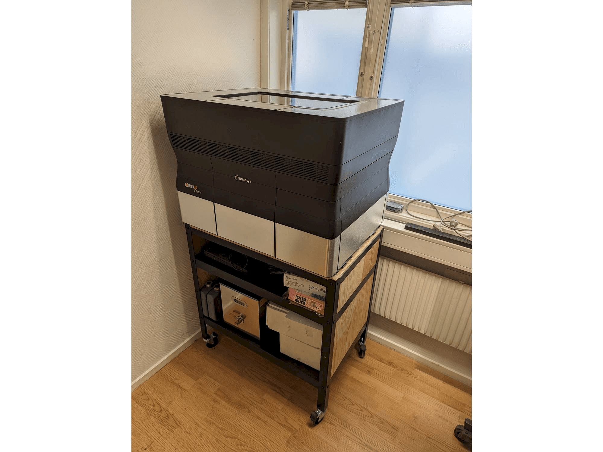 Widok z przodu maszyny Stratasys objet30 V3 pro