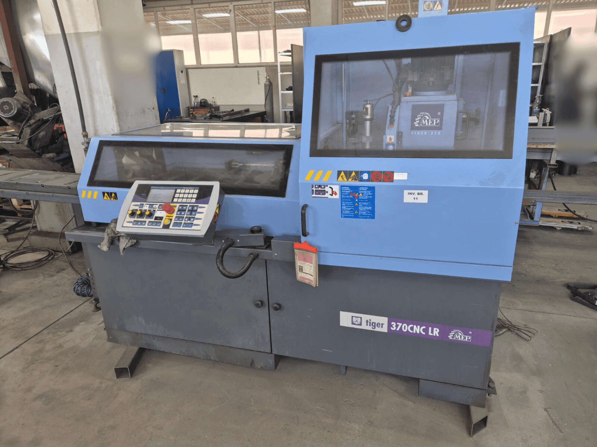 Widok z przodu maszyny MEP Tiger 370 CNC