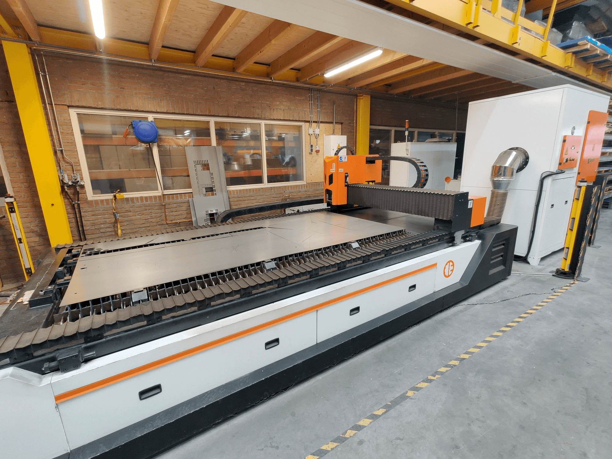 Widok z przodu maszyny ERMAKSAN Fibermak Hawk 3015 1kw fiber