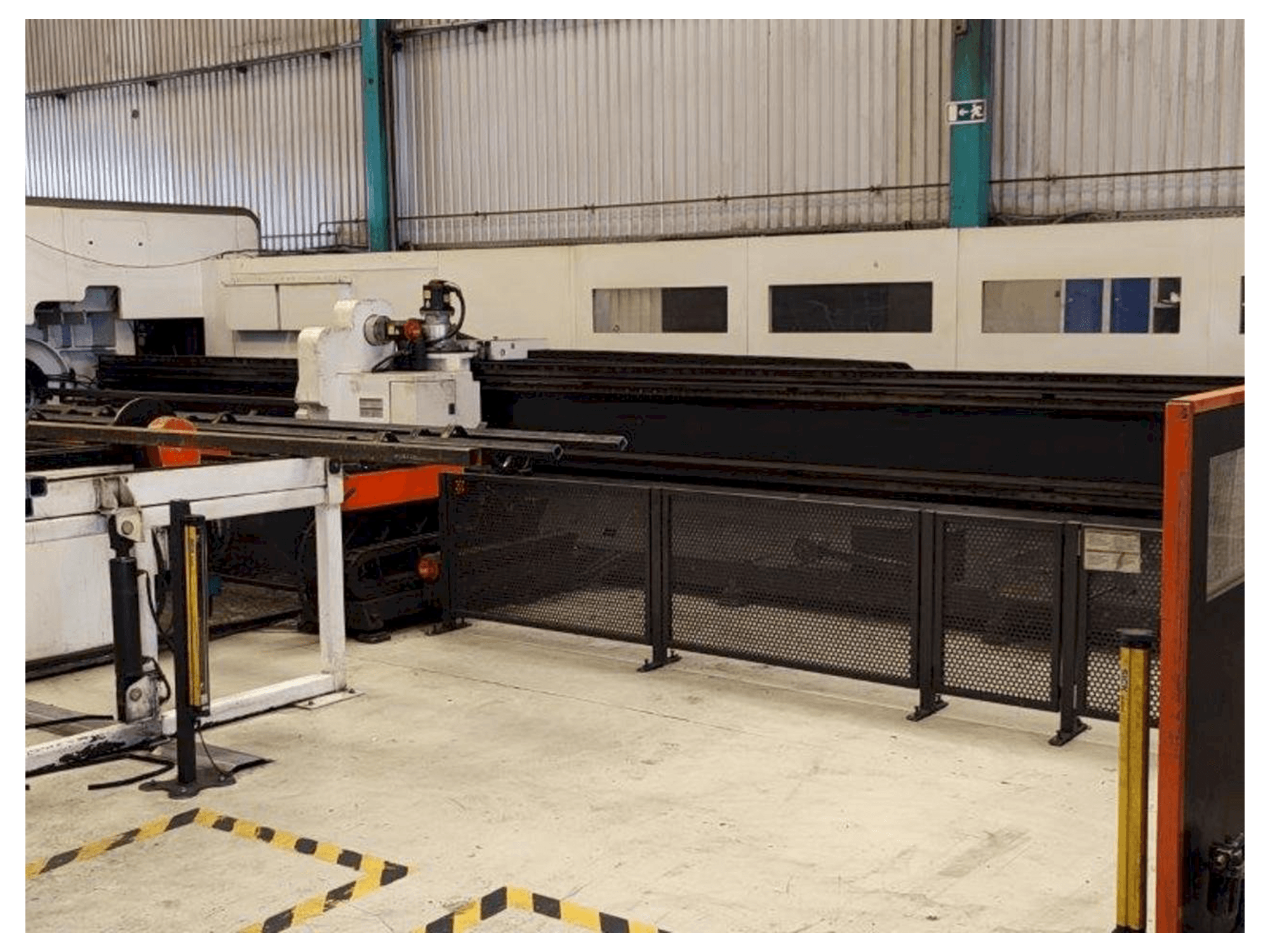 Widok z przodu maszyny Mazak Fabri Gear 220 4kW