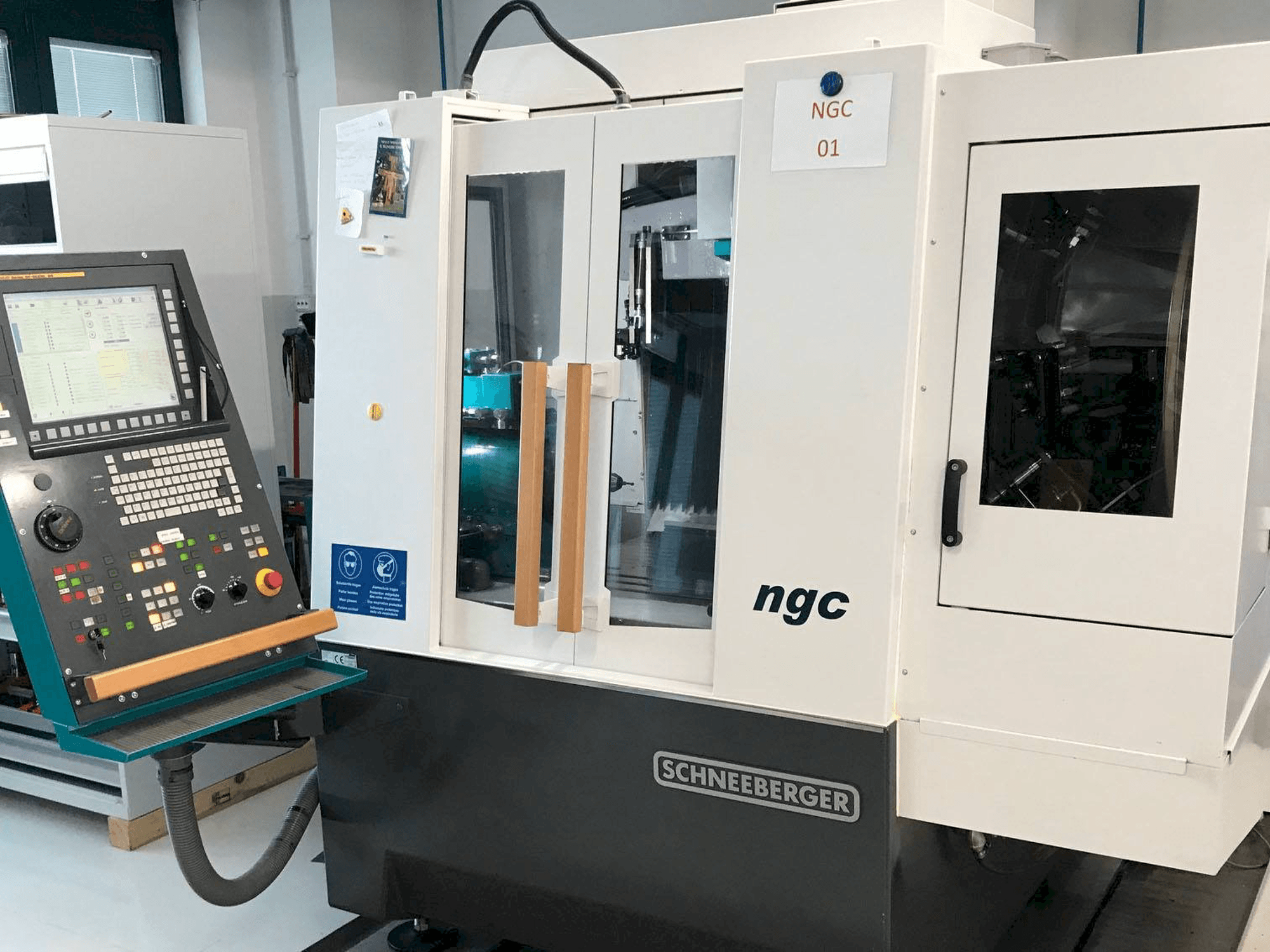 Widok z przodu maszyny Schneeberger NGC