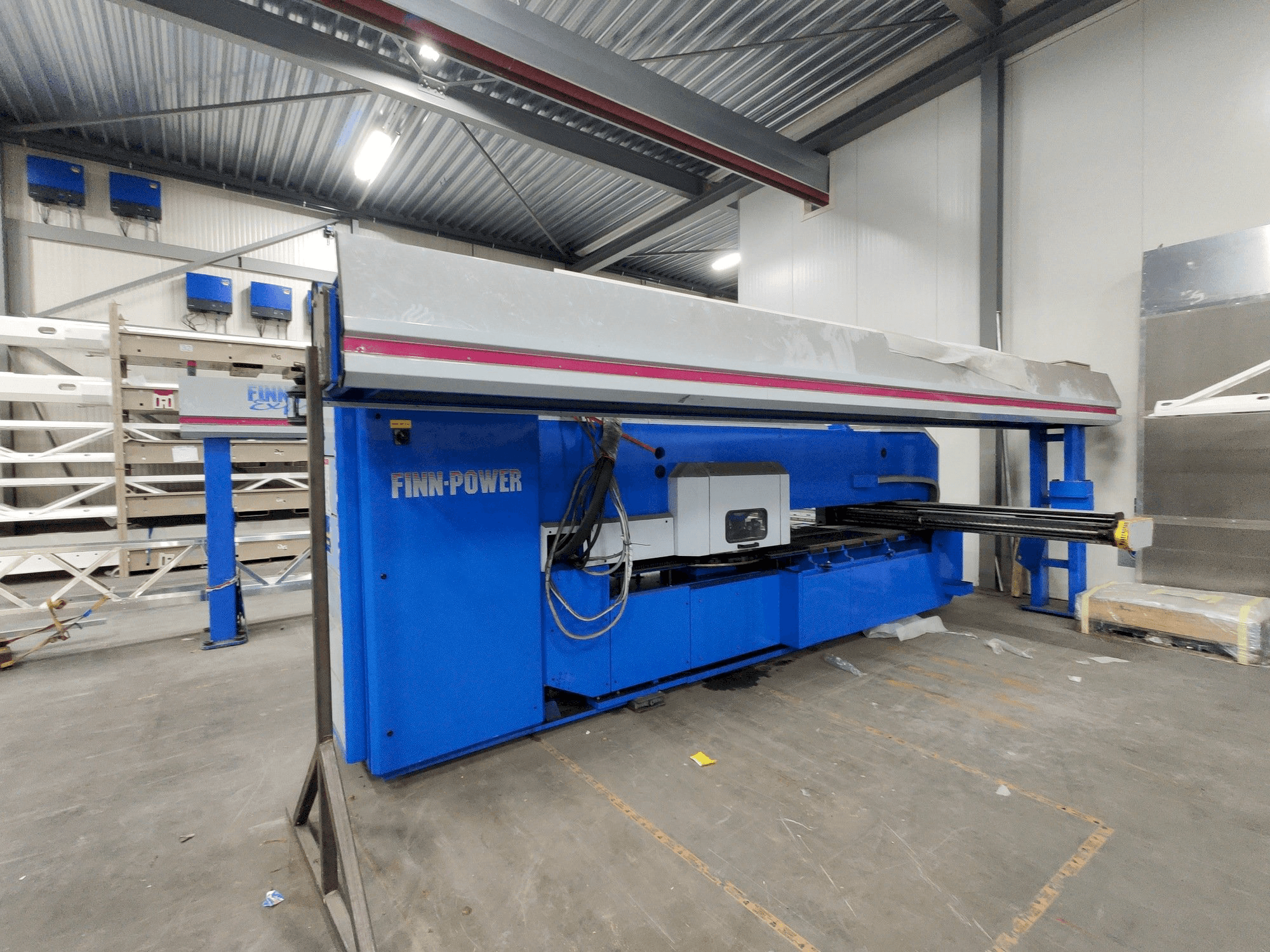 Widok z przodu maszyny Finn-Power F6-25 SB/AM + FMM 300 / 1 / UT automation