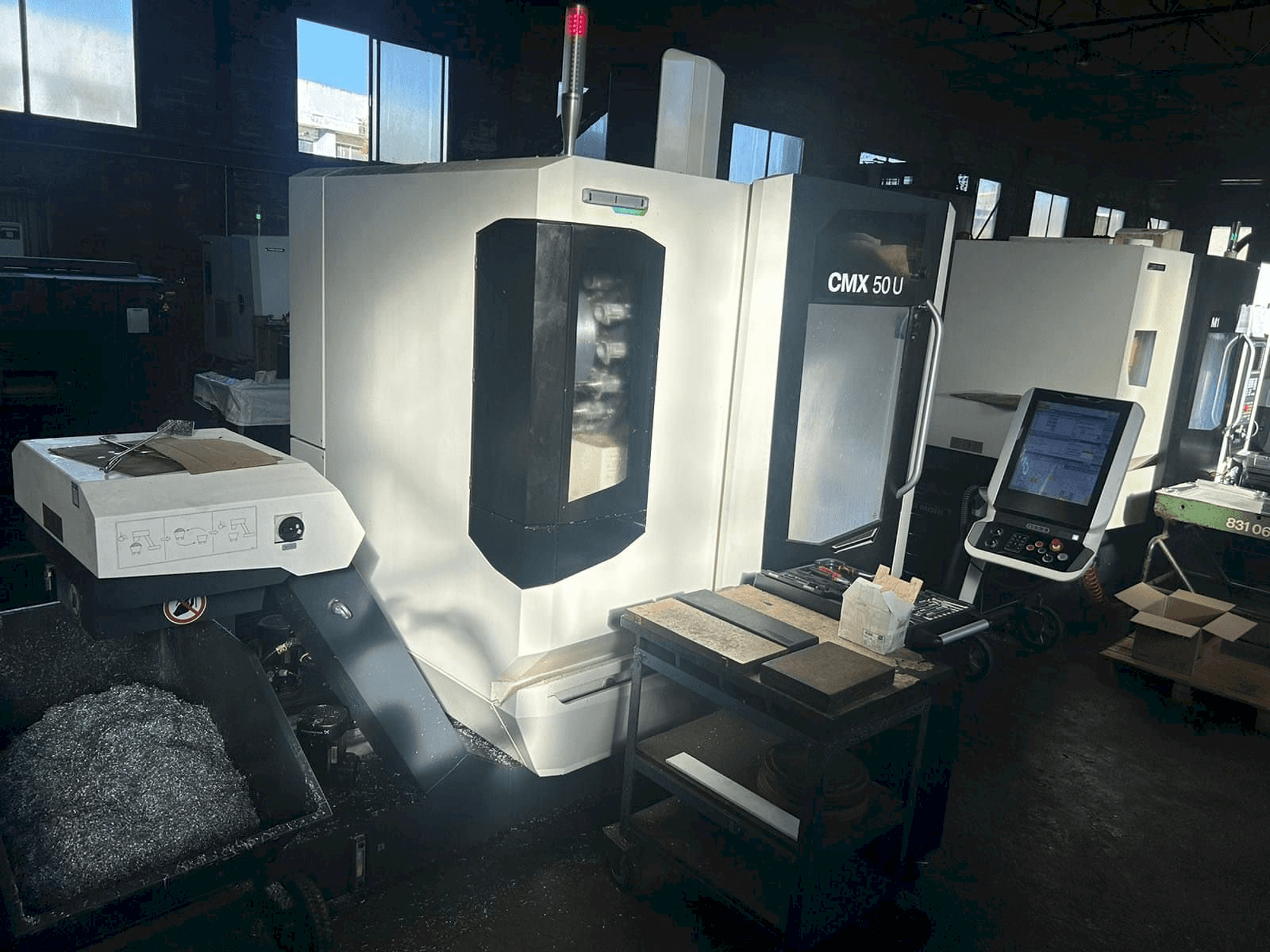 Widok z przodu maszyny DMG MORI CMX 50 U