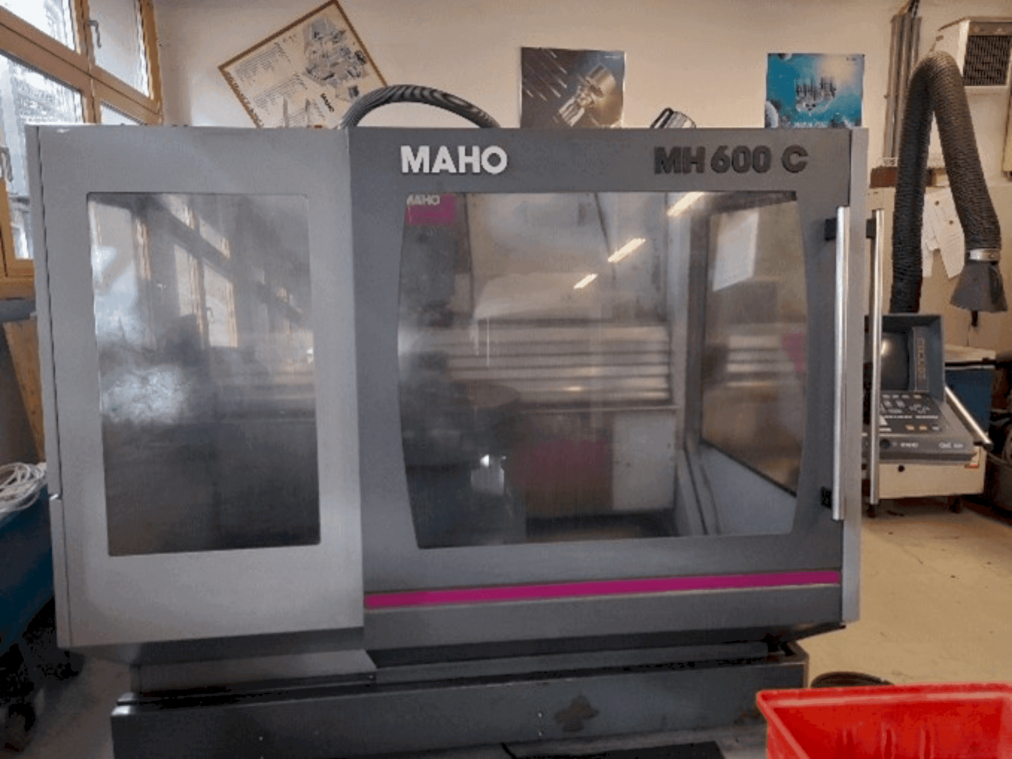 Widok z przodu maszyny MAHO MH 600 C
