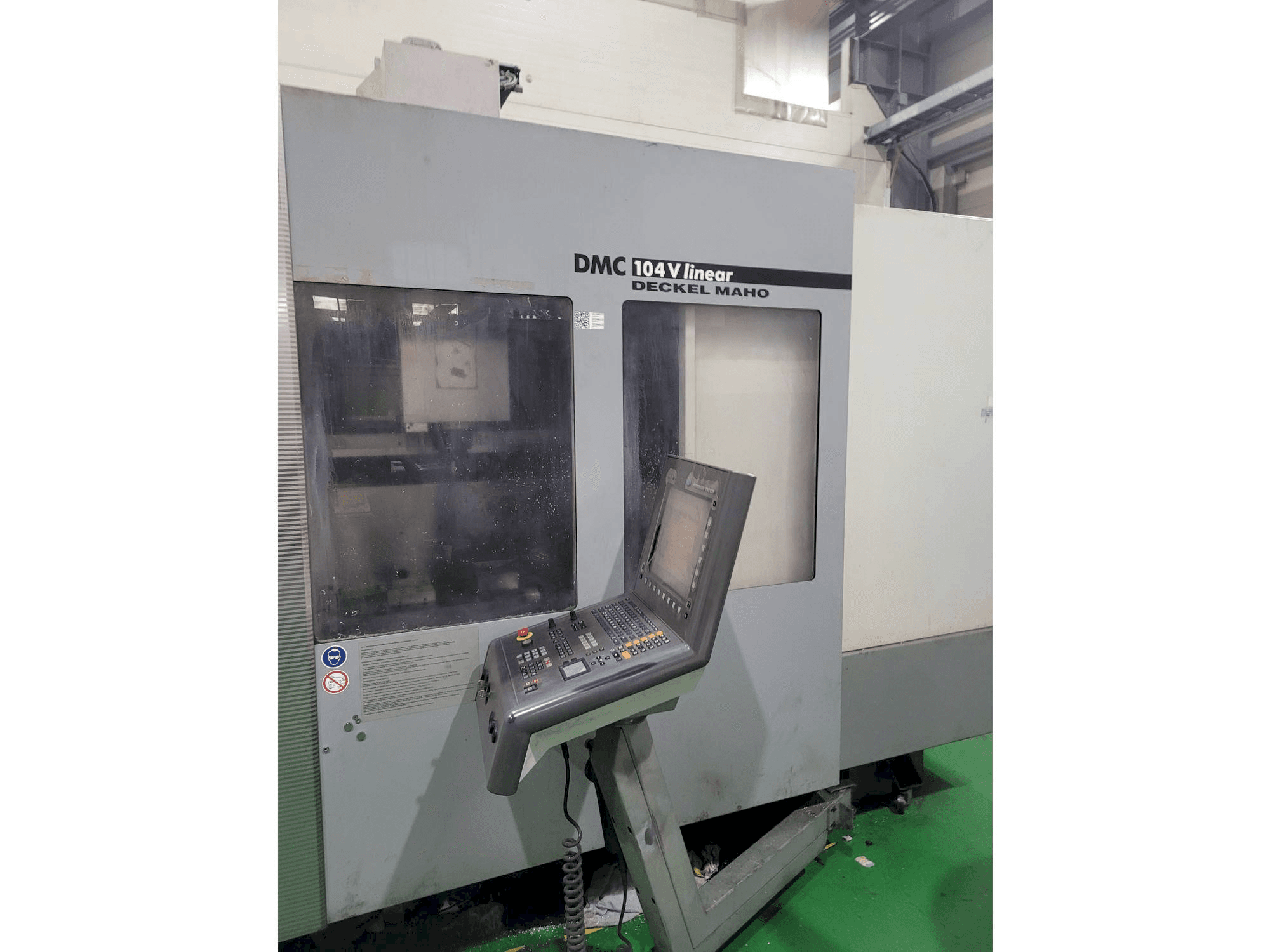 Widok z przodu maszyny DECKEL MAHO DMC 104 V